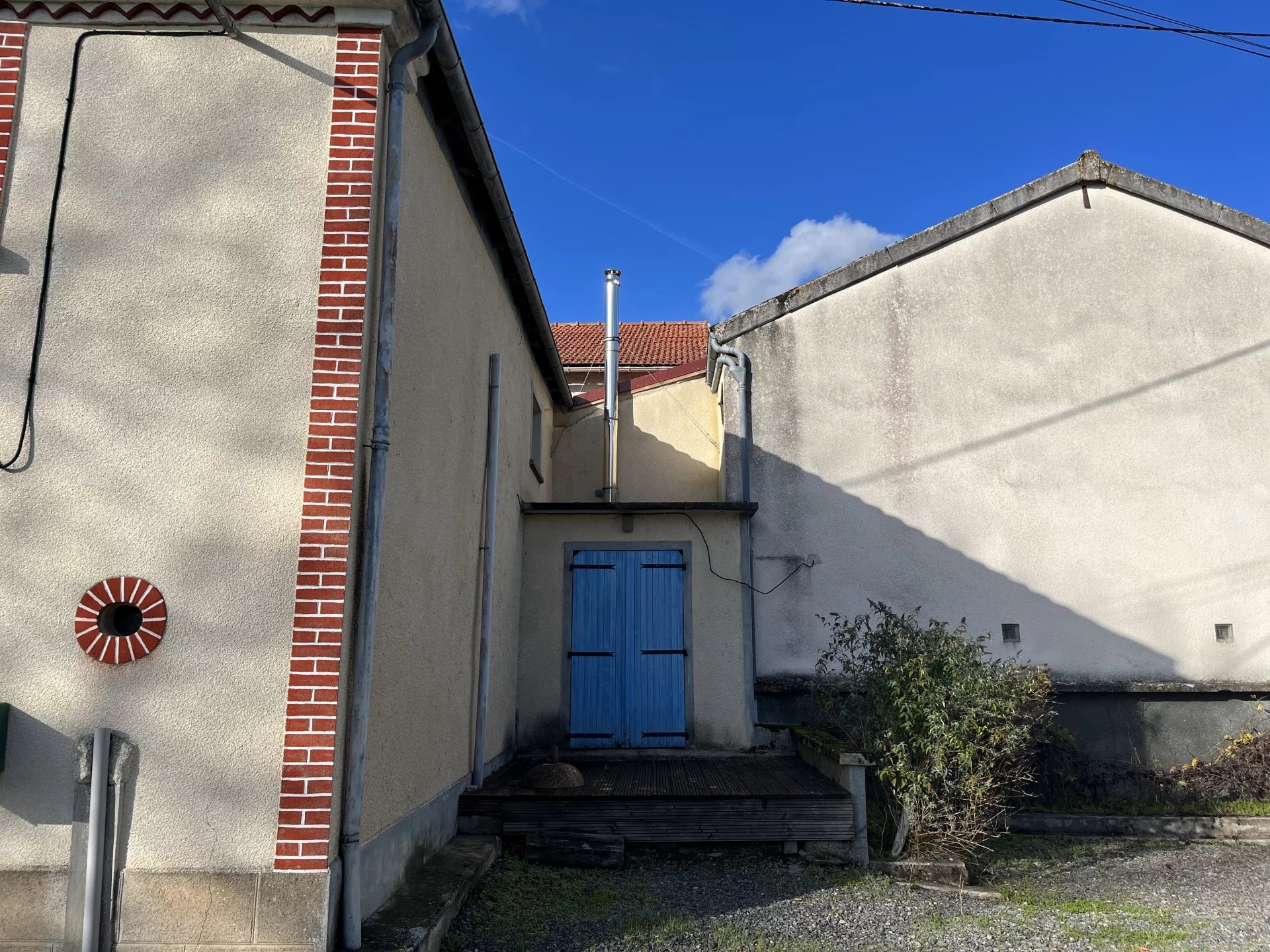 Traditional cottage in the heart of the countryside with barn and land, Limousin – France – BVI66974