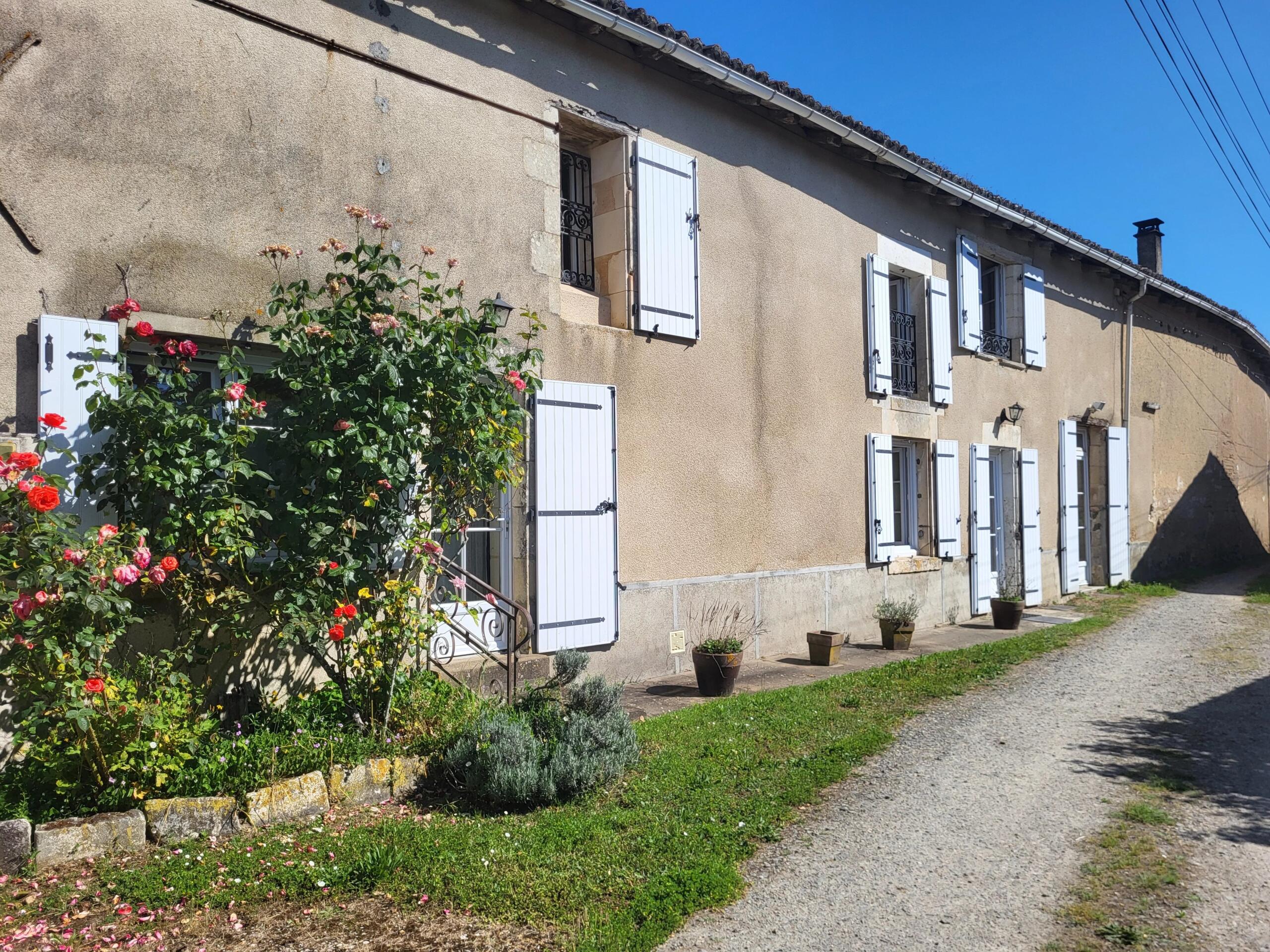 Beautifully Maintained Farmhouse with Pool, Barns and Grazing Land near Poitiers, Châtellerault and Chauvigny, Poitou-Charentes – France – BVI83473