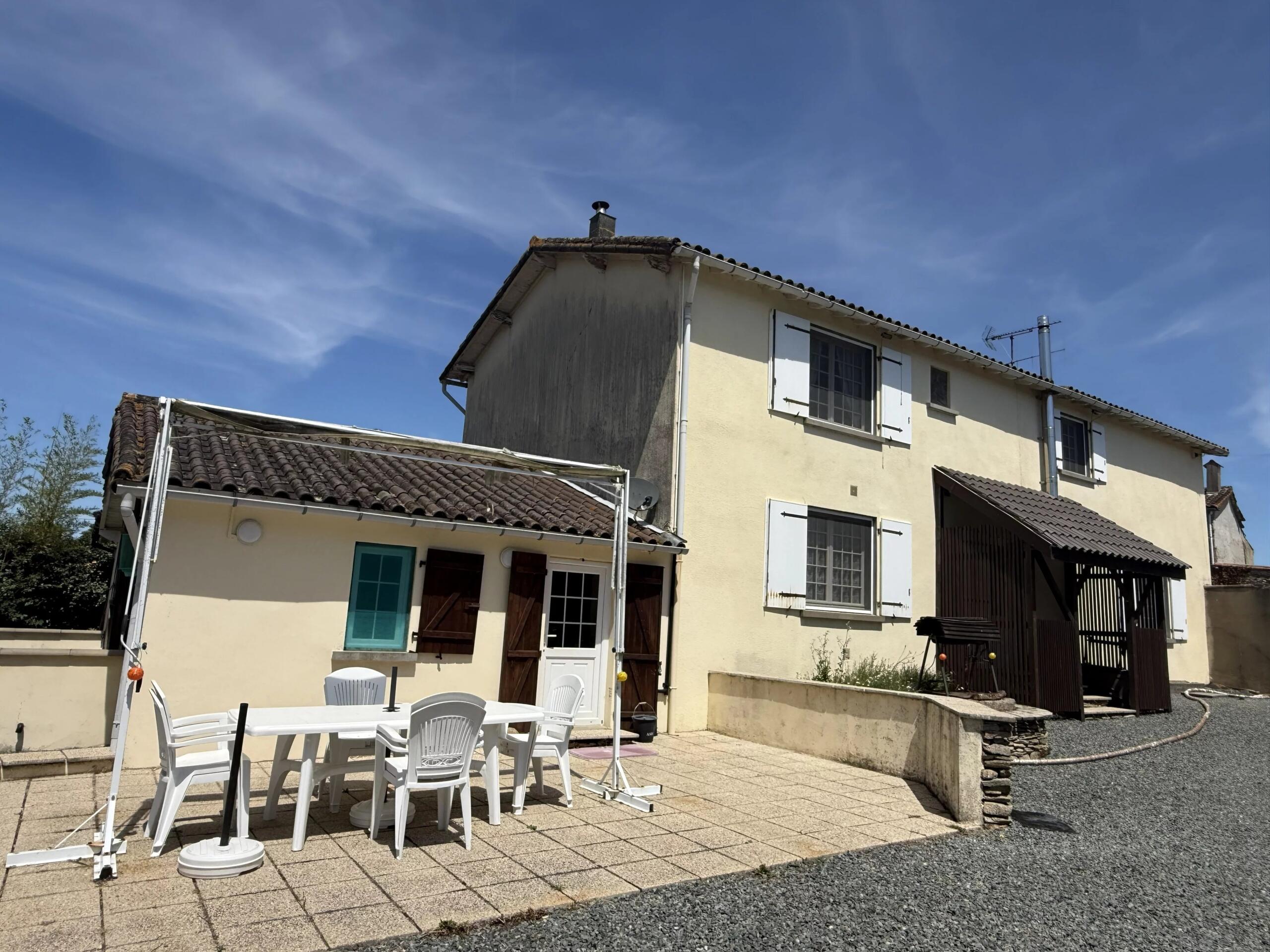 Peaceful farmhouse set in over 4 hectares of grasslands with equestrian possibilities, Poitou-Charentes – France – BVI80774