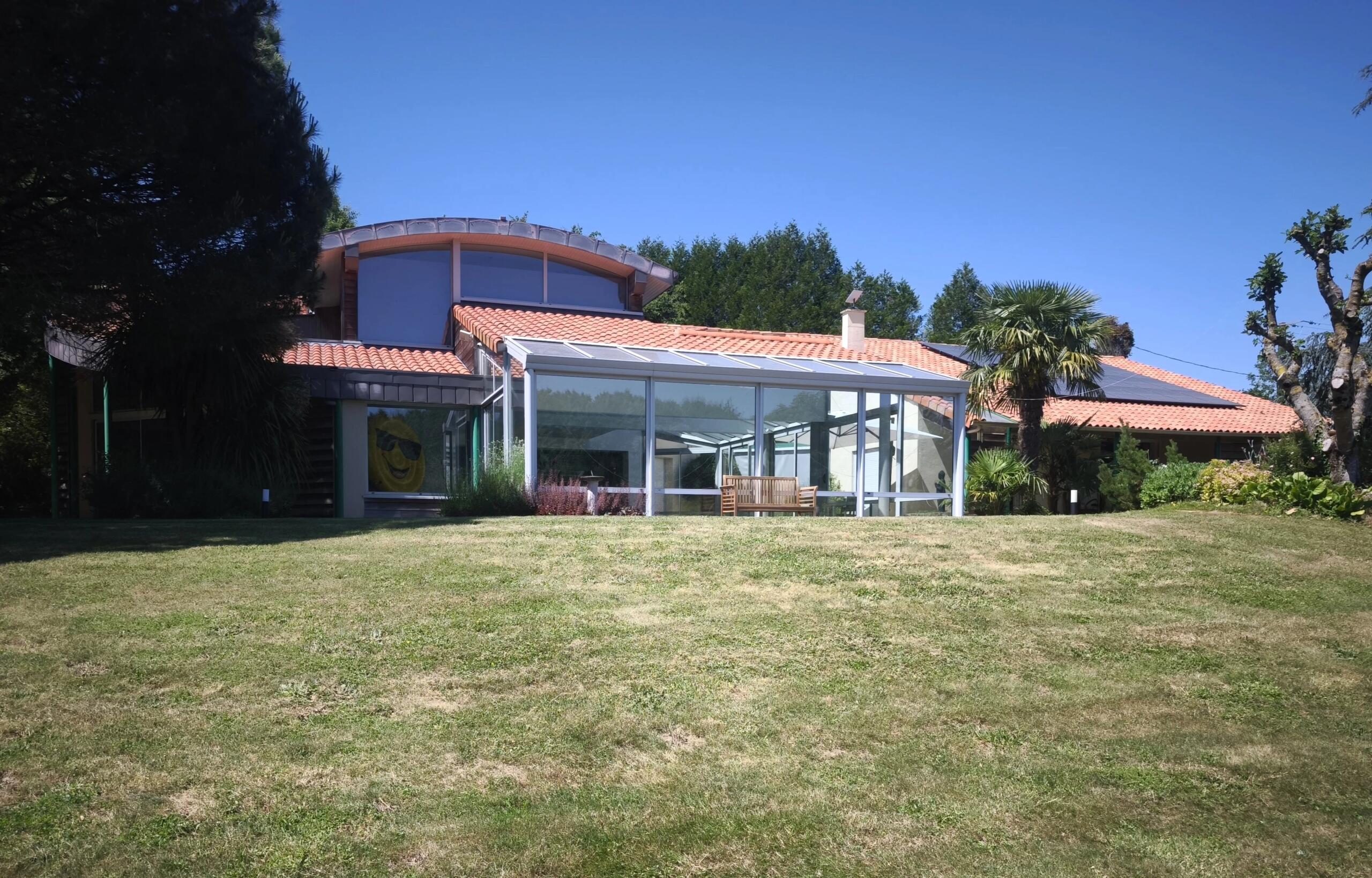 Private Contemporary Estate with Indoor Pool, Lake and 6 Ha of Parkland, Poitou-Charentes – France – BVI85815