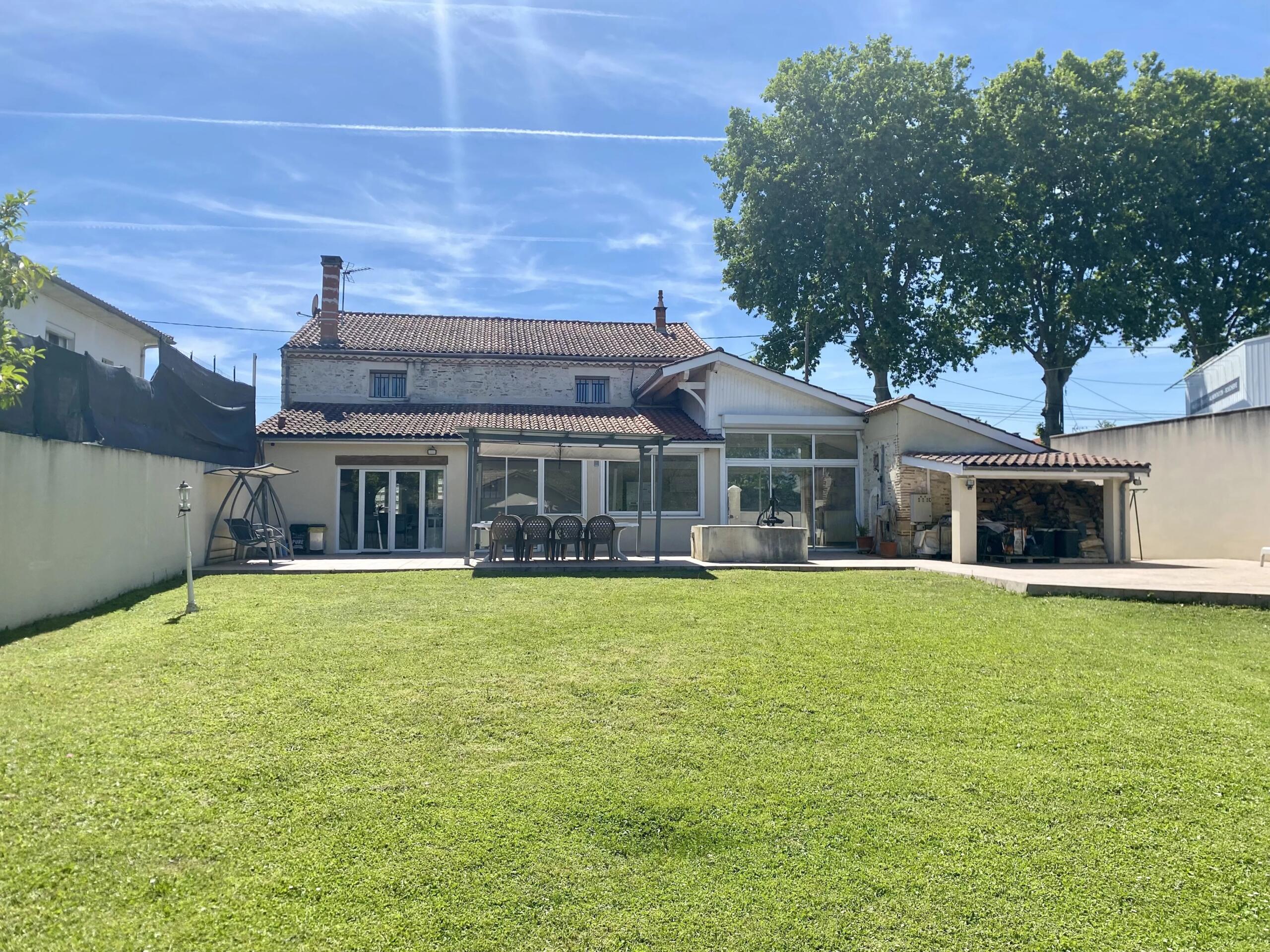 Character property with generous living space and enclosed garden, Aquitaine – France – BVI85119