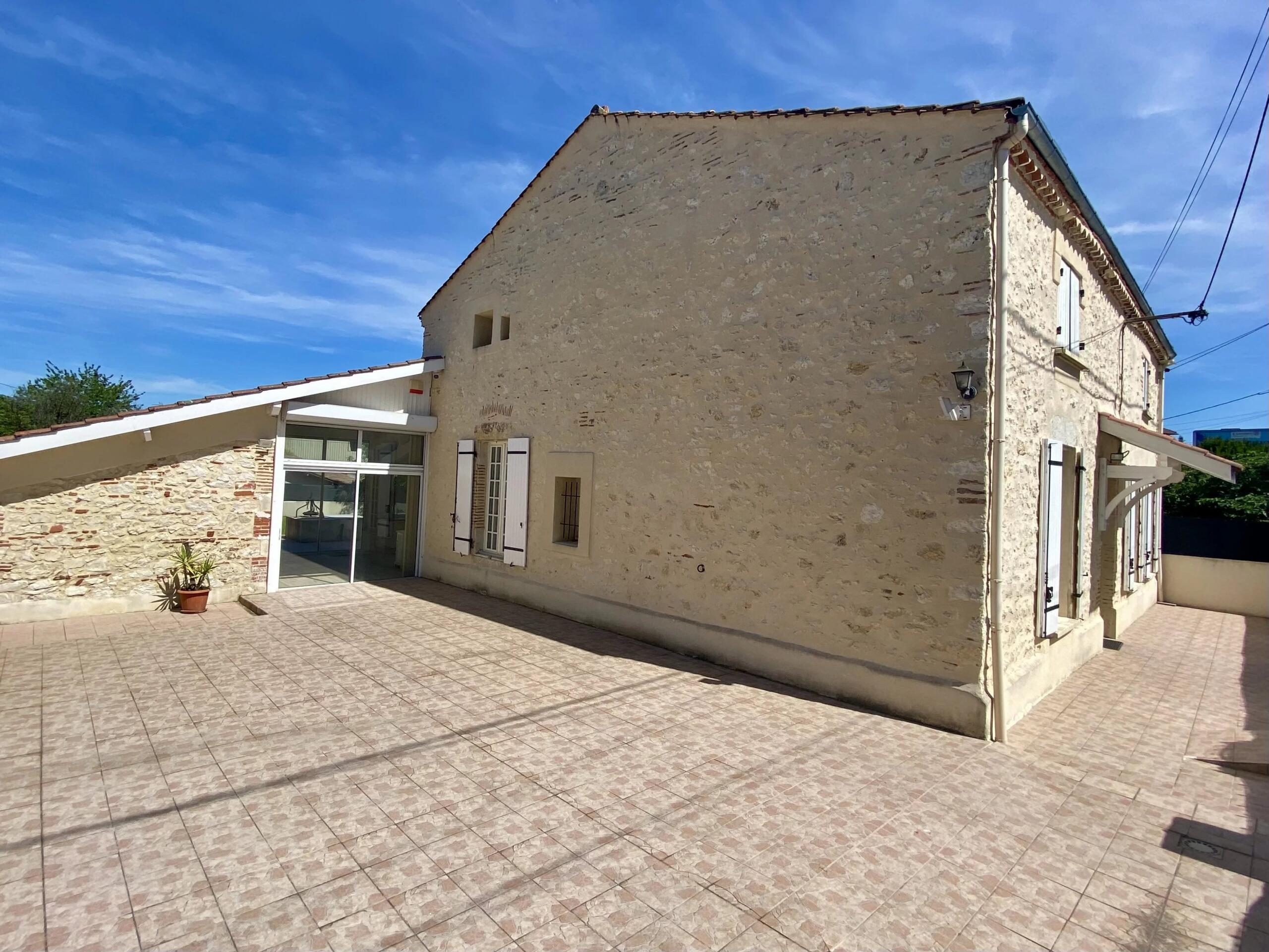 Character property with generous living space and enclosed garden, Aquitaine – France – BVI85119