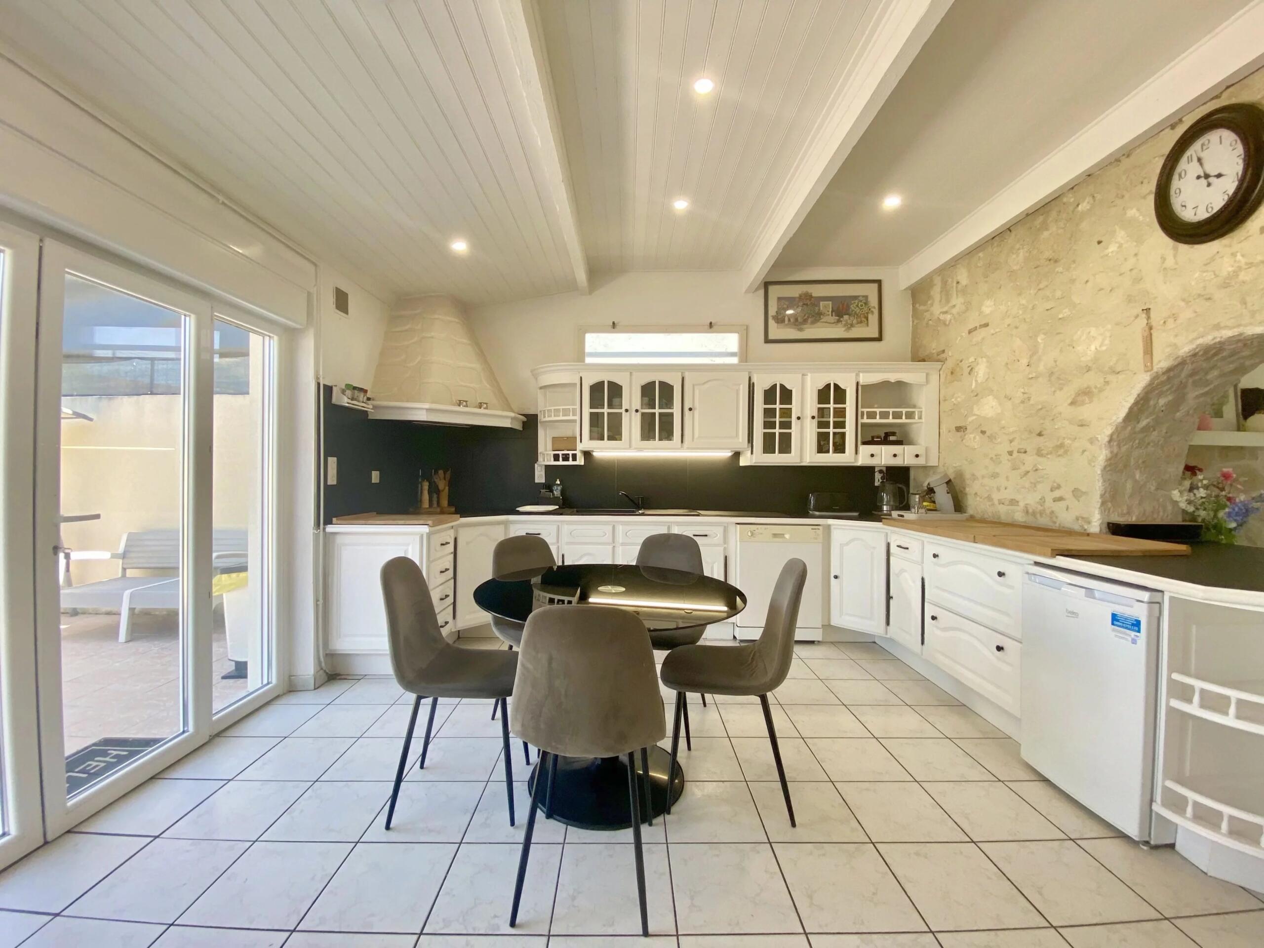 Character property with generous living space and enclosed garden, Aquitaine – France – BVI85119