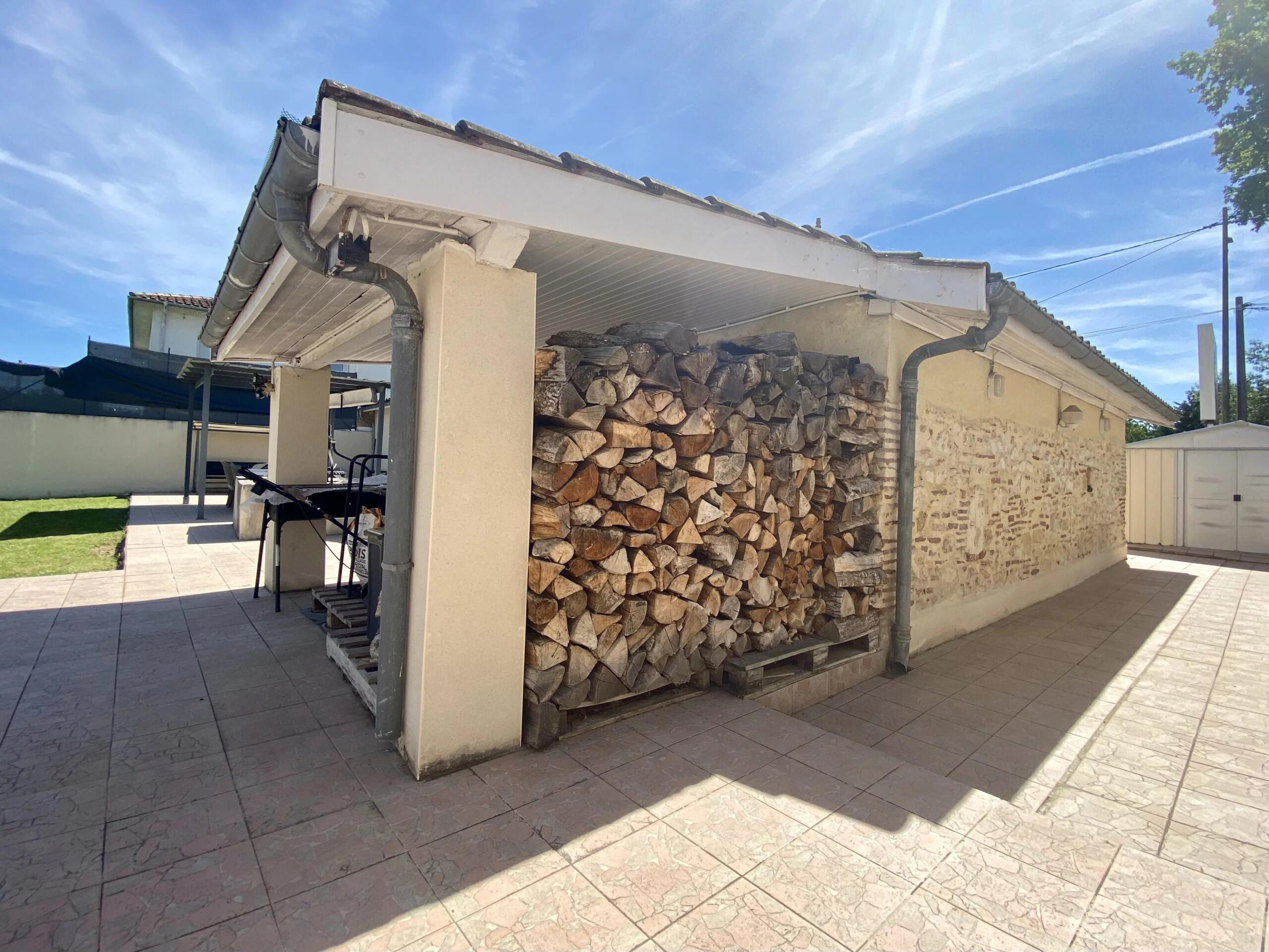 Character property with generous living space and enclosed garden, Aquitaine – France – BVI85119