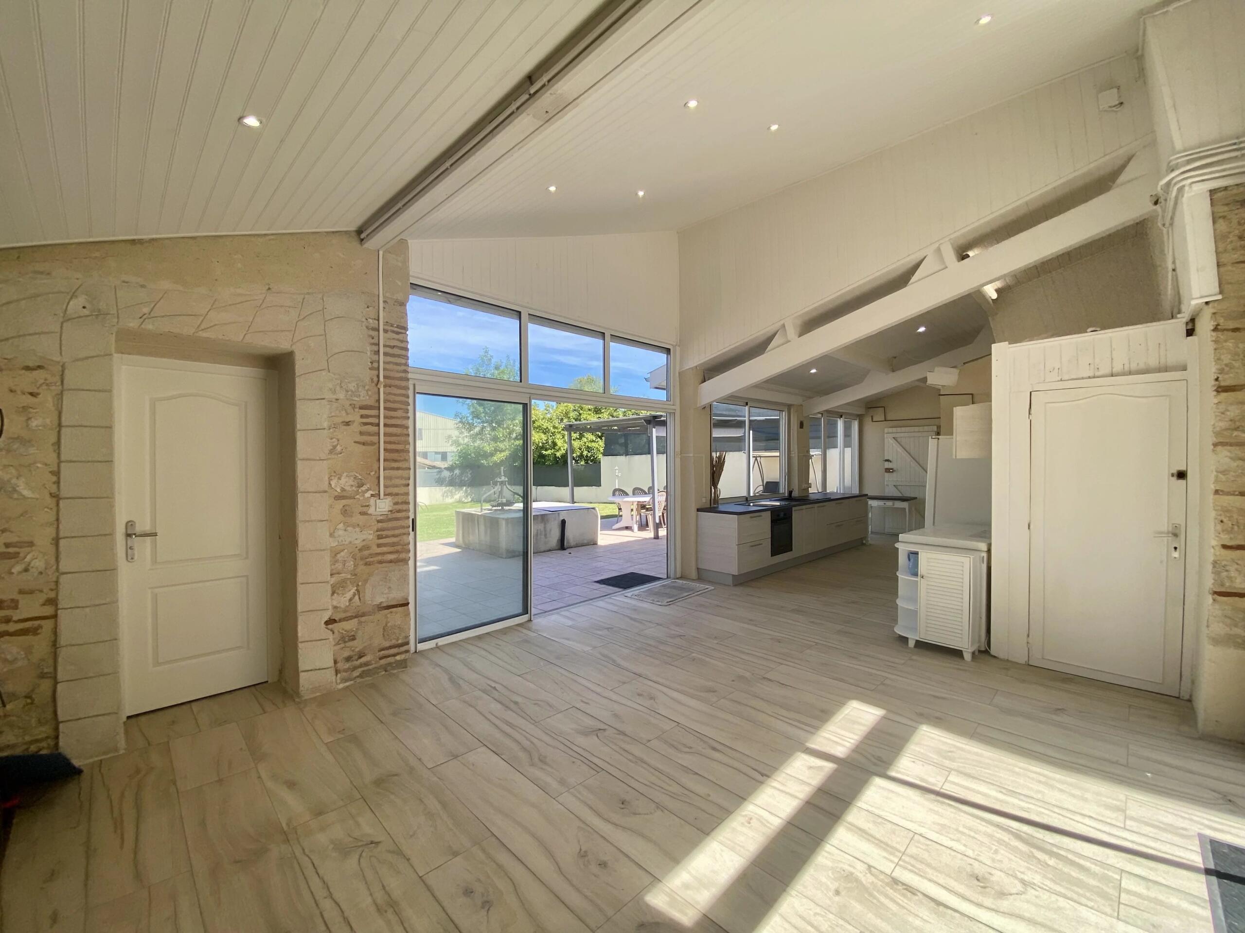 Character property with generous living space and enclosed garden, Aquitaine – France – BVI85119