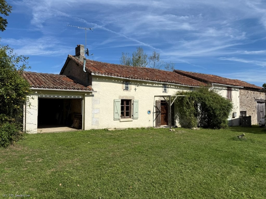 3 bedroom House in Champagne-Mouton, France – r7375