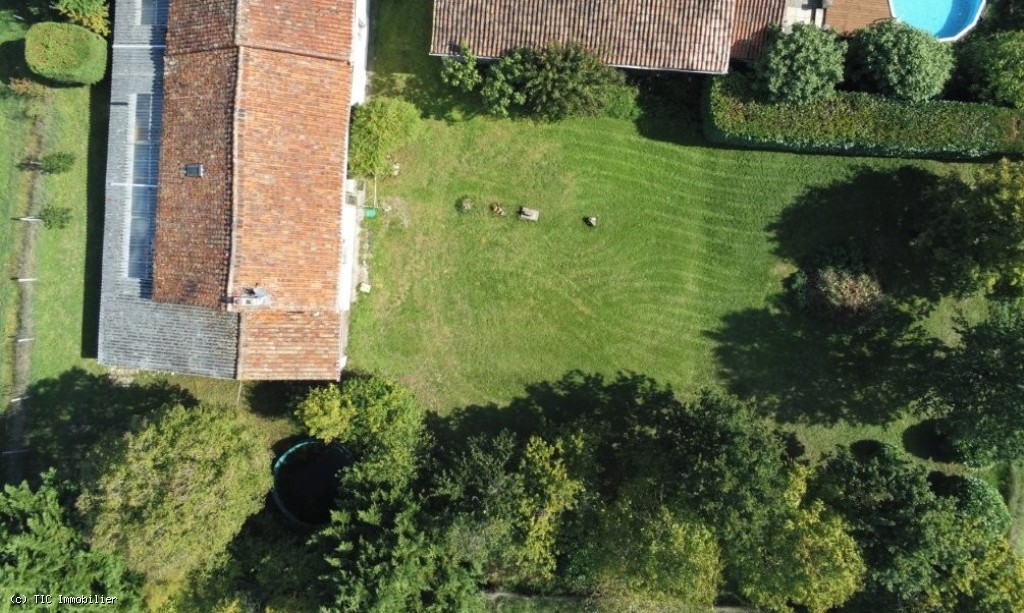3 bedroom House in Champagne-Mouton, France – r7375