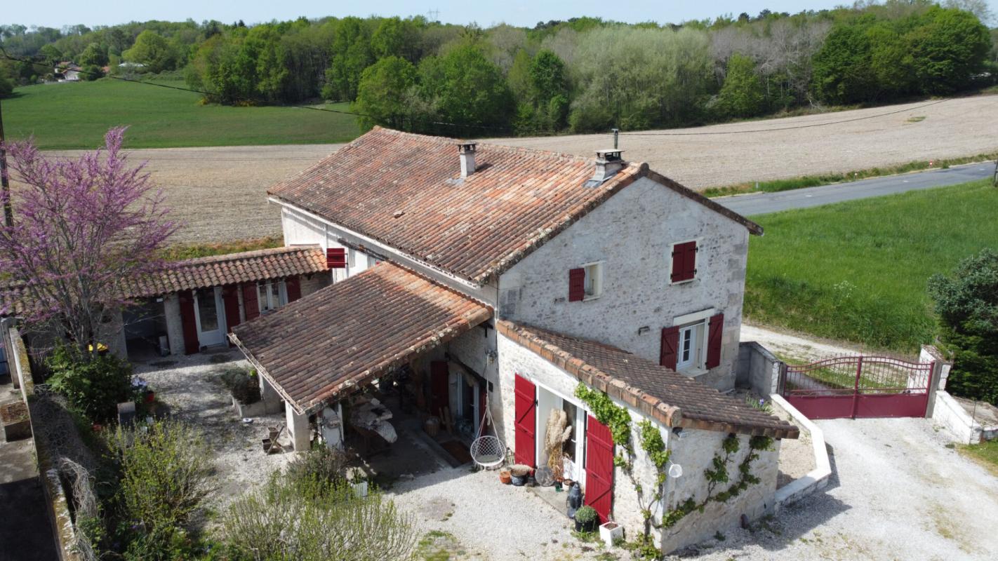 4 bedroom maison situee en campagne in Juillaguet, Charente, France