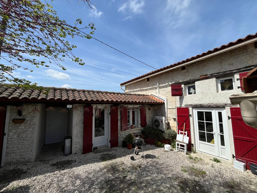 4 bedroom maison situee en campagne in Juillaguet, Charente, France