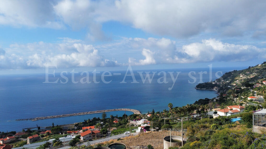 EM1340 Just minutes from the center of Ospedaletti, in a dominant and panoramic position, we offer for sale