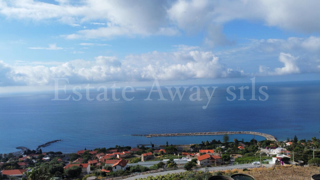 EM1340 Just minutes from the center of Ospedaletti, in a dominant and panoramic position, we offer for sale