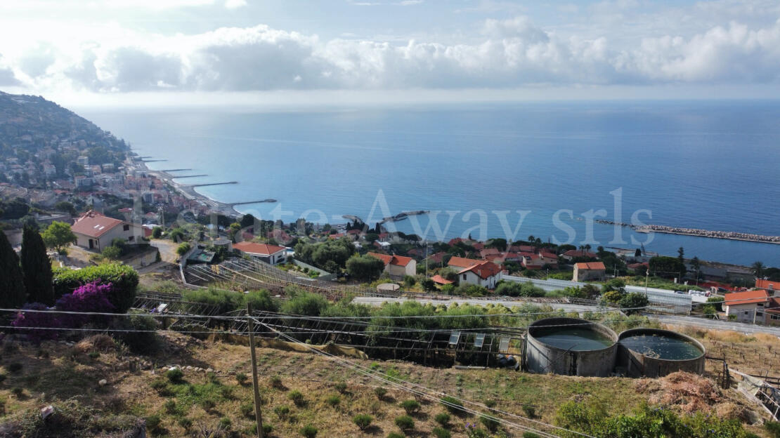 EM1340 Just minutes from the center of Ospedaletti, in a dominant and panoramic position, we offer for sale
