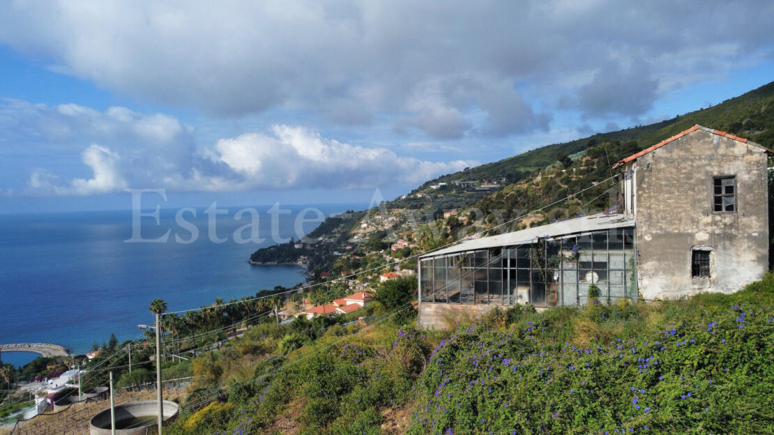 EM1340 Just minutes from the center of Ospedaletti, in a dominant and panoramic position, we offer for sale