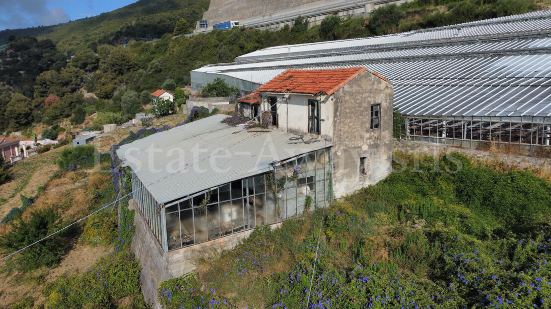 EM1340 Just minutes from the center of Ospedaletti, in a dominant and panoramic position, we offer for sale