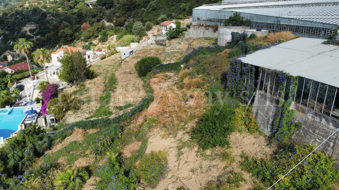 EM1340 Just minutes from the center of Ospedaletti, in a dominant and panoramic position, we offer for sale
