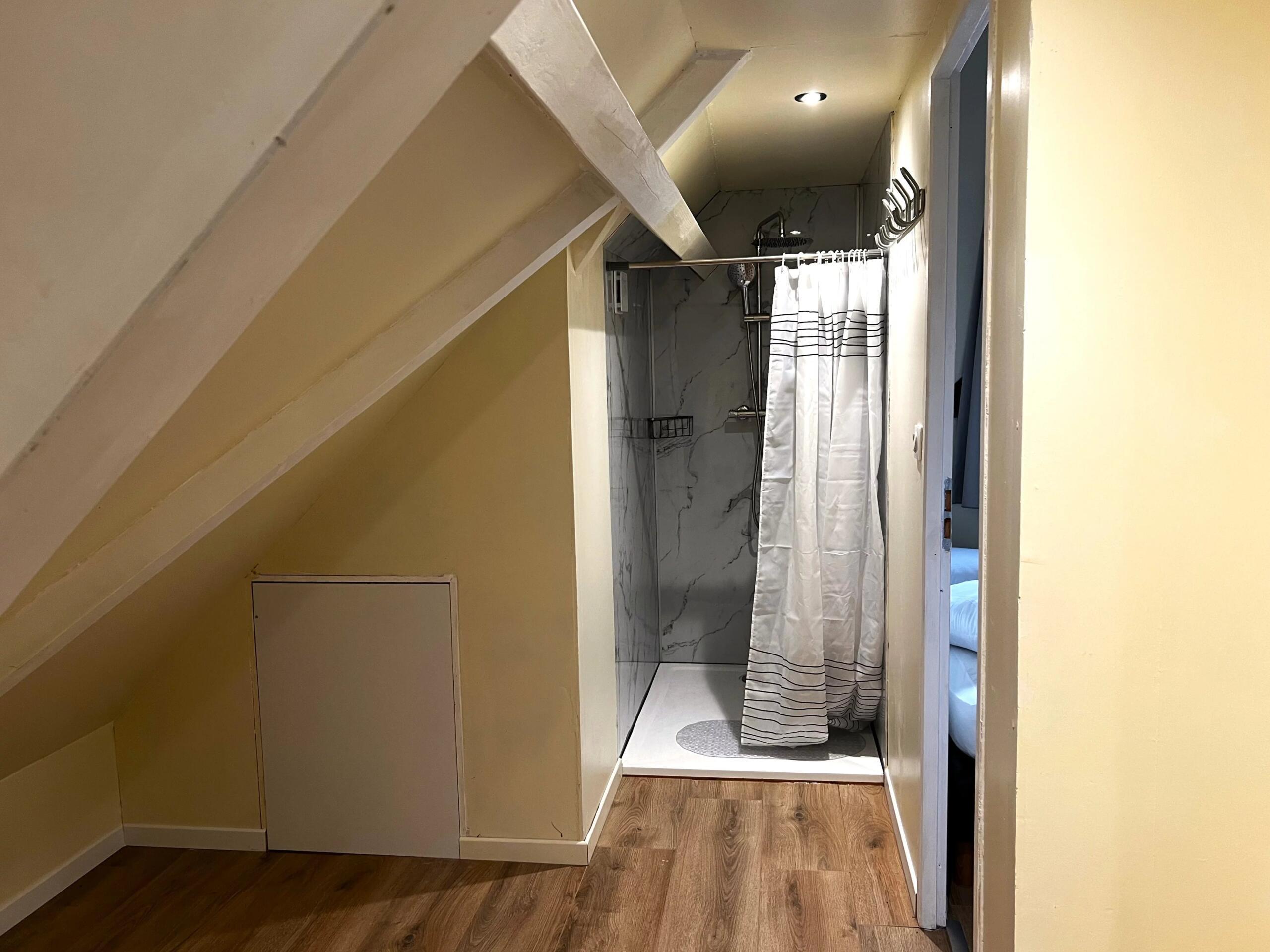 Sector Lacapelle-Marival: 2 houses, one with 3 bedrooms, the other requiring complete refurbishment, private shared ownership, Midi-Pyrénées – France – BVI85486