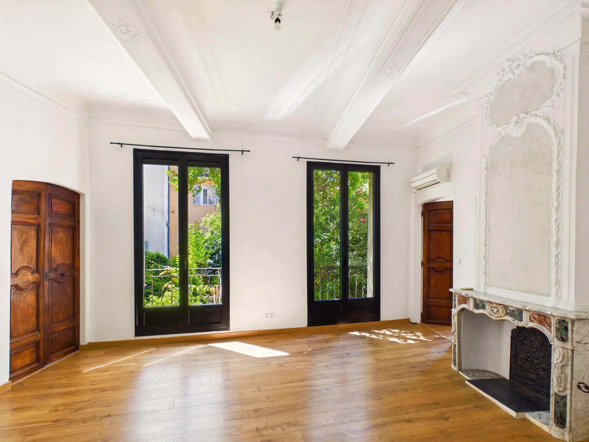 Aix-en-Provence Historic City Centre Elegant Renovated 2-Bedroom Apartment – 87 sqm, Provence-Alpes-Côte d’Azur – France – BVI85998