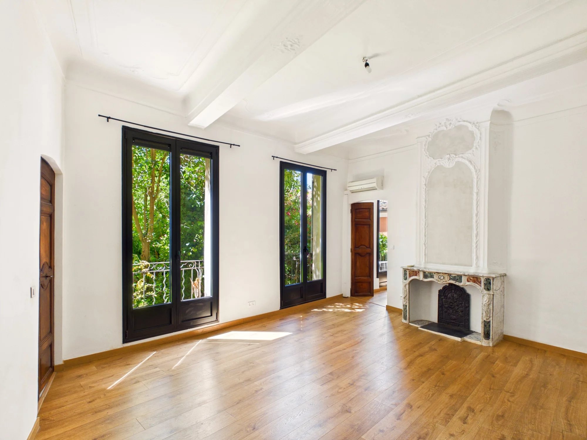 Aix-en-Provence Historic City Centre Elegant Renovated 2-Bedroom Apartment – 87 sqm, Provence-Alpes-Côte d’Azur – France – BVI85998