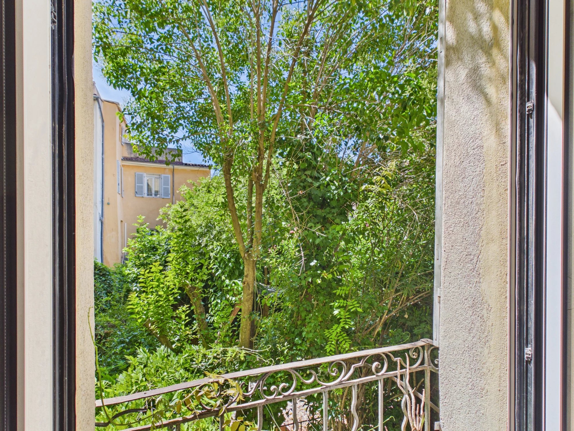 Aix-en-Provence Historic City Centre Elegant Renovated 2-Bedroom Apartment – 87 sqm, Provence-Alpes-Côte d’Azur – France – BVI85998