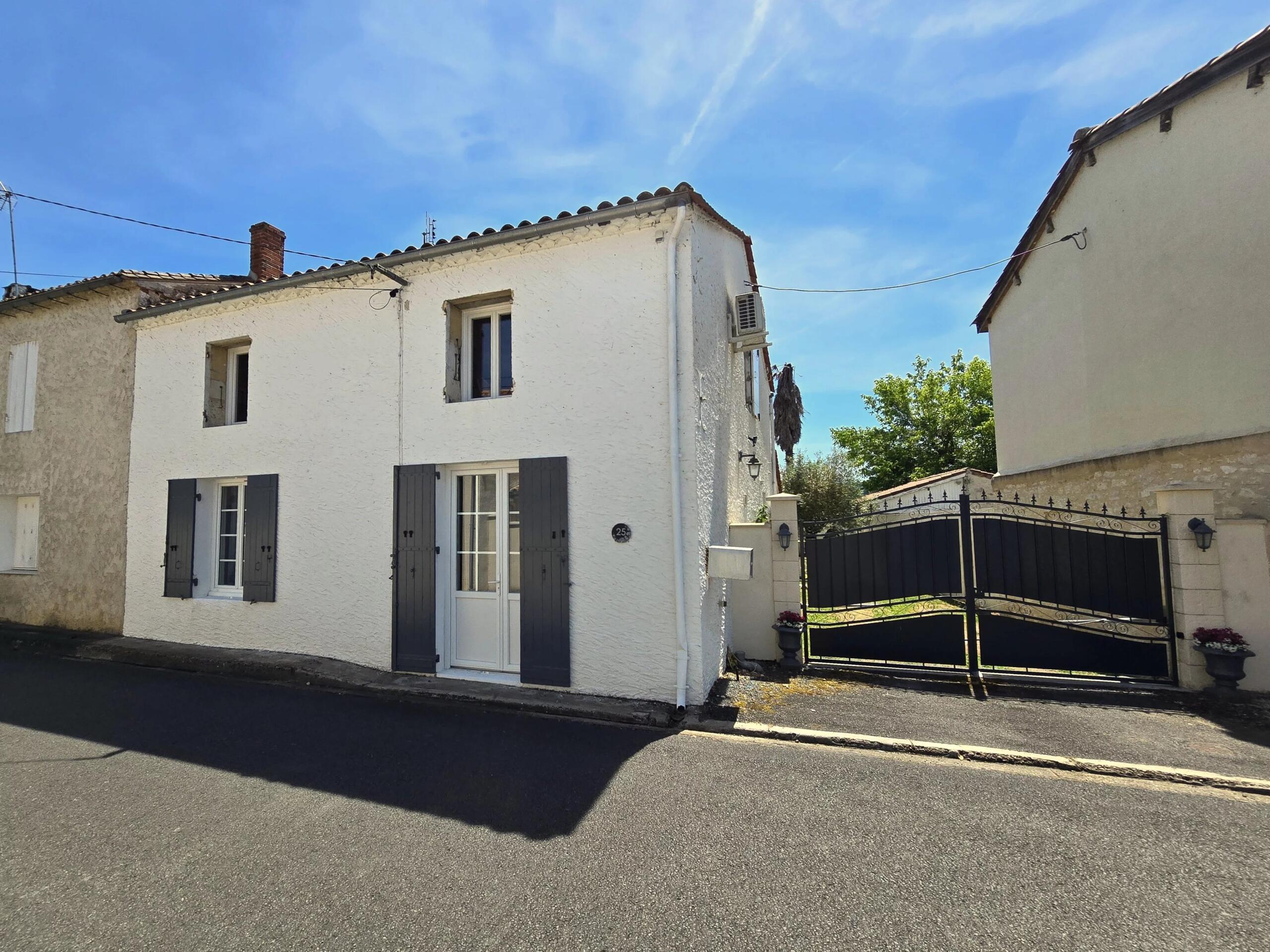 Beautifully Renovated 4-Bedroom Home with South-Facing Garden and Vineyard Views, Aquitaine – France – BVI85824