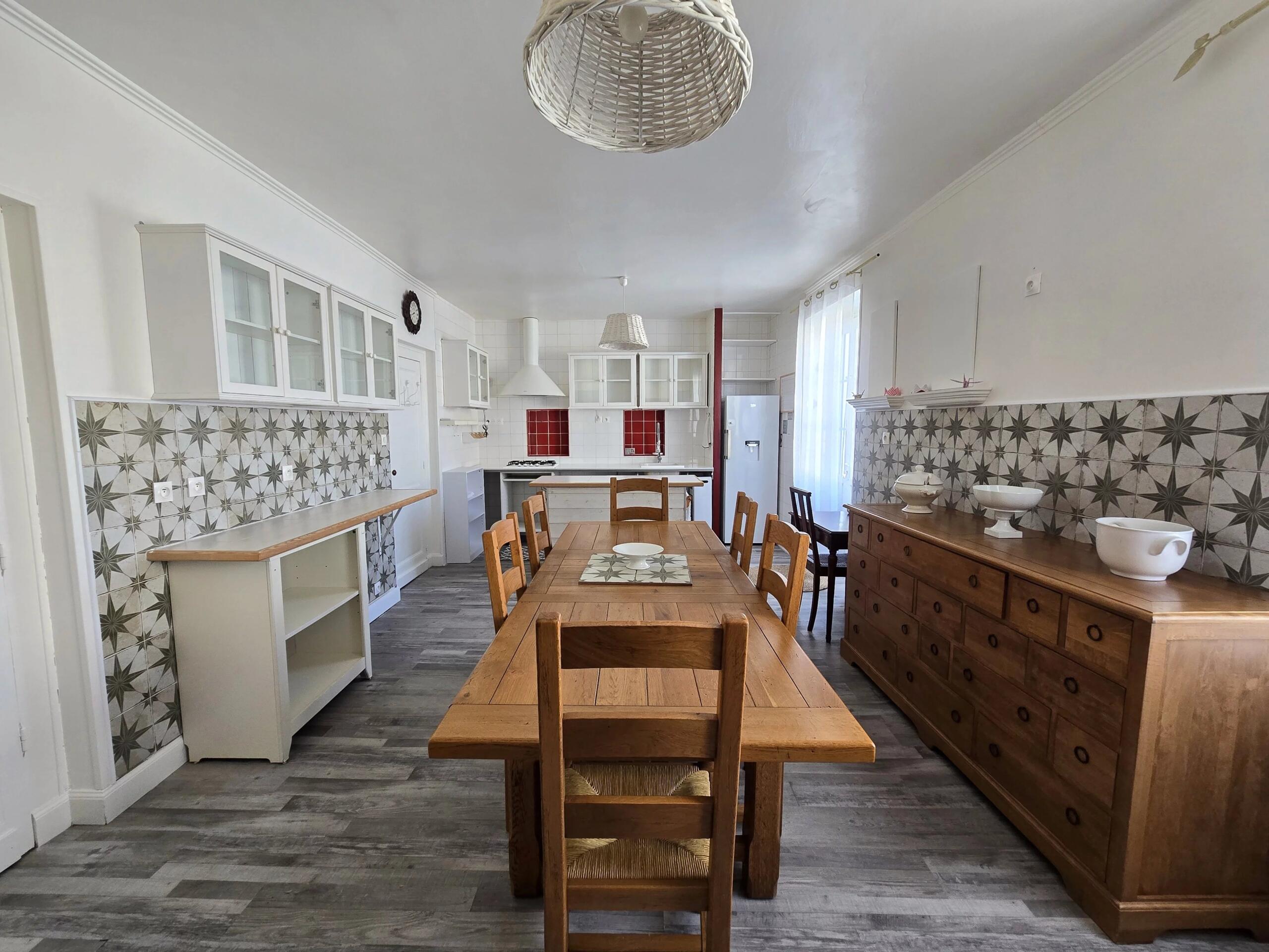 Beautifully Renovated 4-Bedroom Home with South-Facing Garden and Vineyard Views, Aquitaine – France – BVI85824