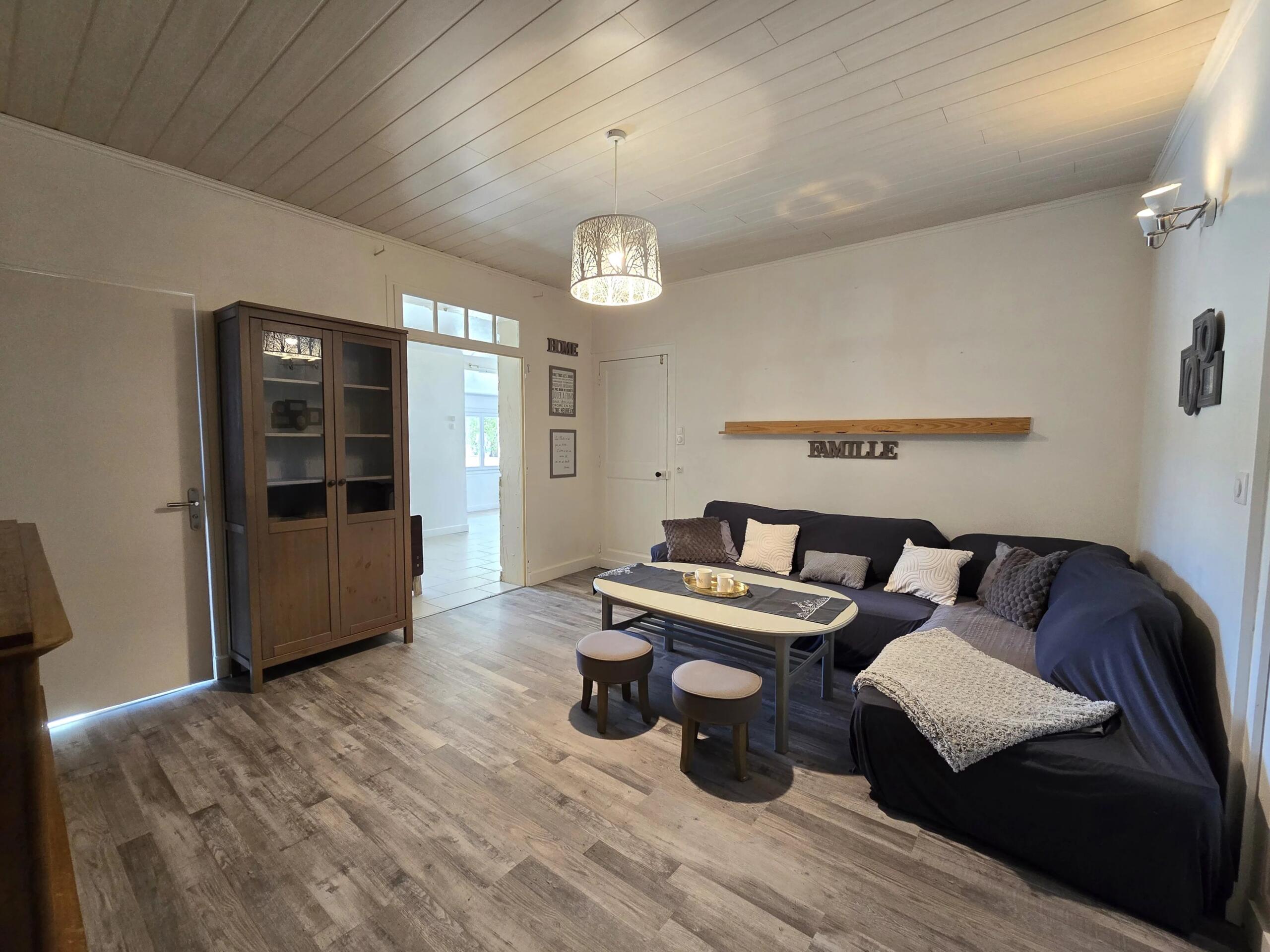 Beautifully Renovated 4-Bedroom Home with South-Facing Garden and Vineyard Views, Aquitaine – France – BVI85824