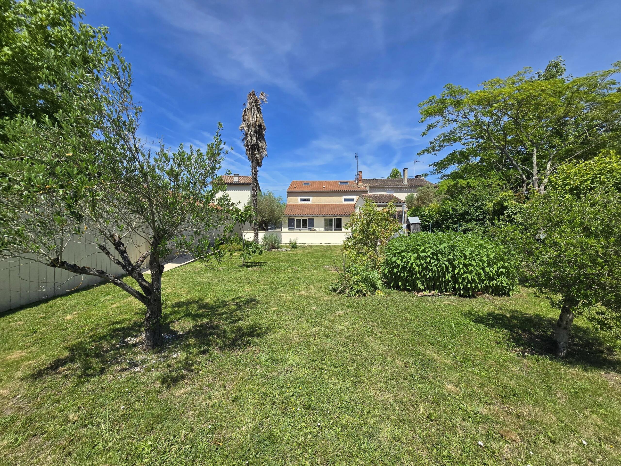 Beautifully Renovated 4-Bedroom Home with South-Facing Garden and Vineyard Views, Aquitaine – France – BVI85824