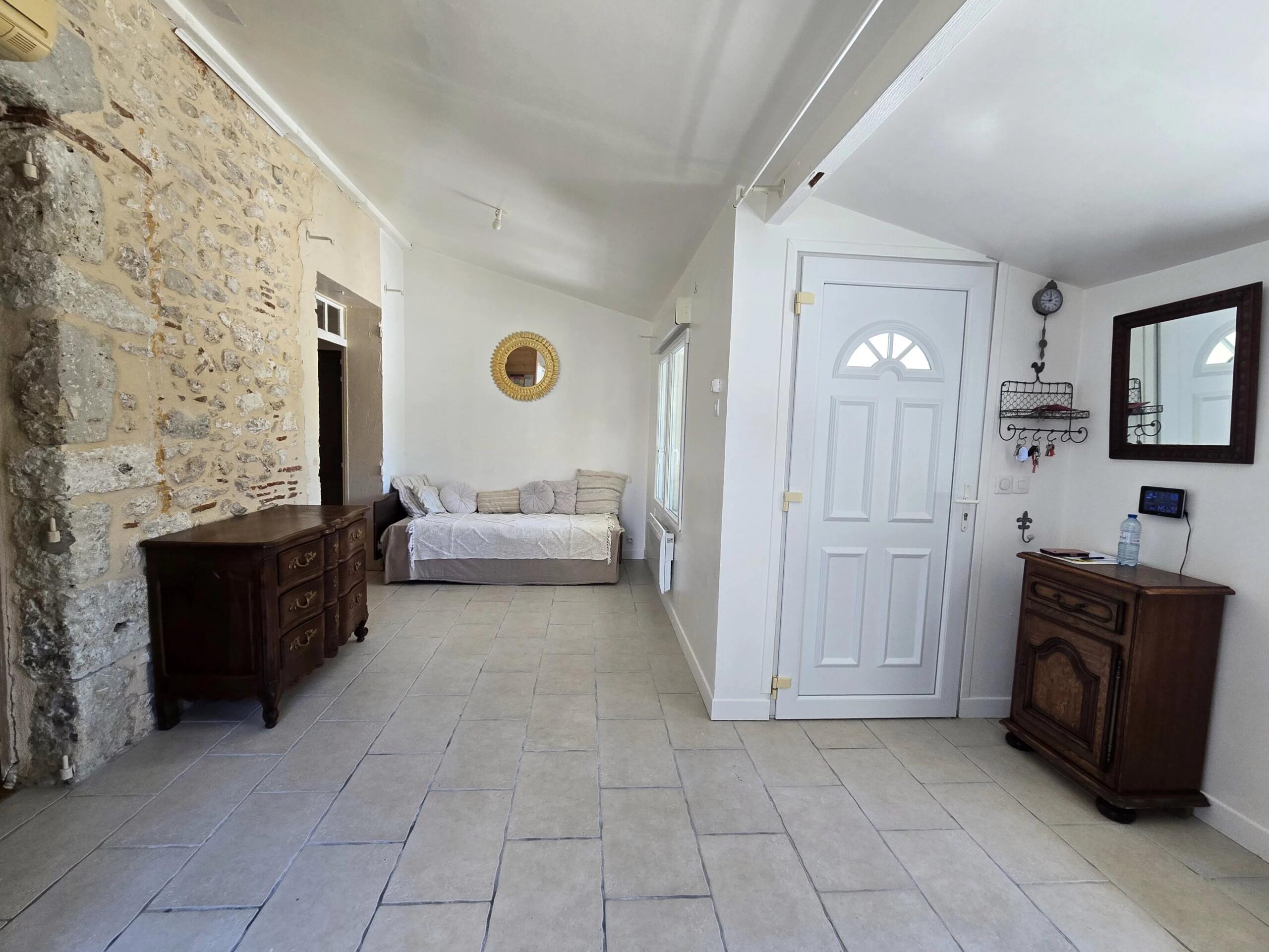 Beautifully Renovated 4-Bedroom Home with South-Facing Garden and Vineyard Views, Aquitaine – France – BVI85824