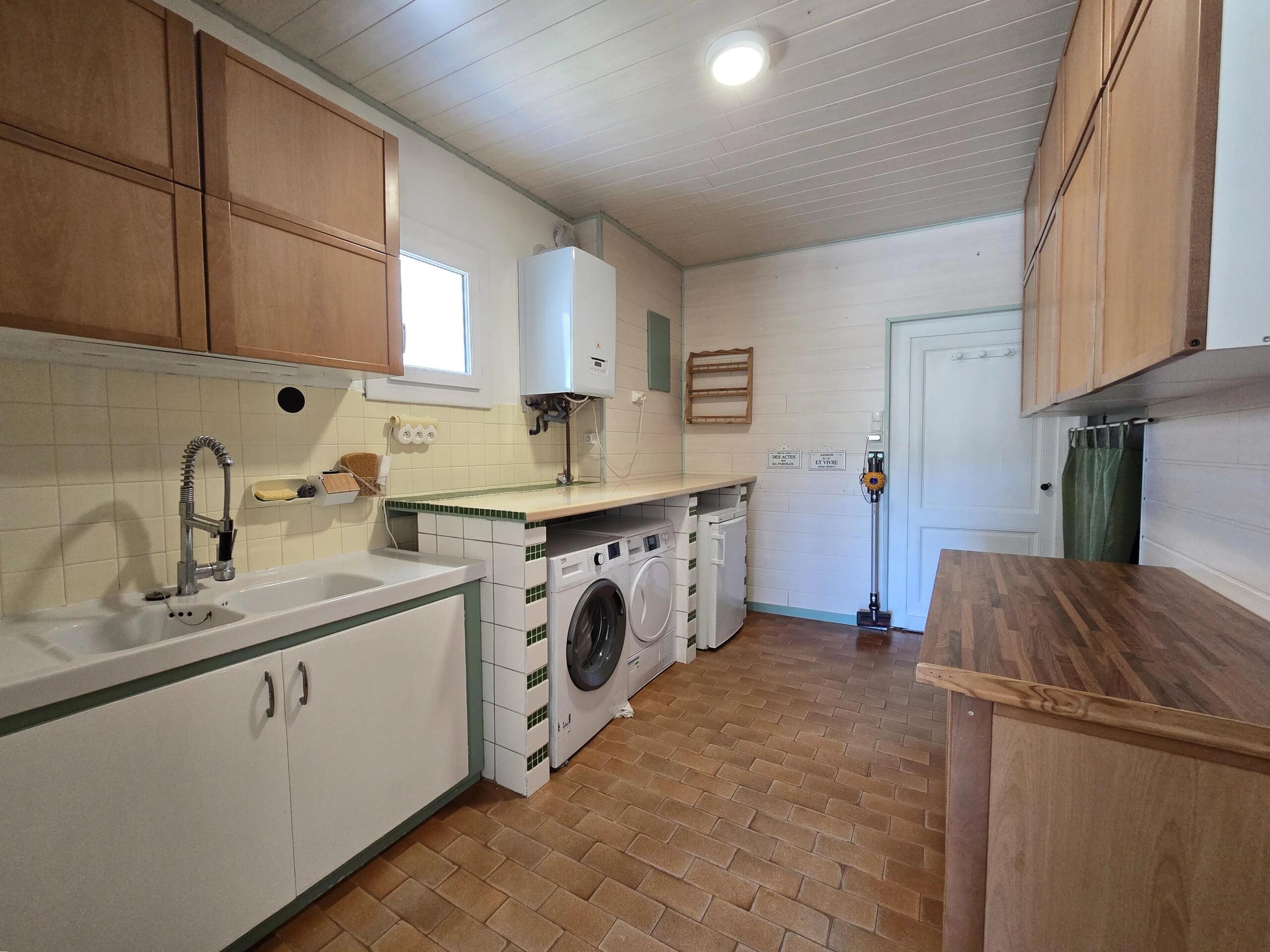 Beautifully Renovated 4-Bedroom Home with South-Facing Garden and Vineyard Views, Aquitaine – France – BVI85824