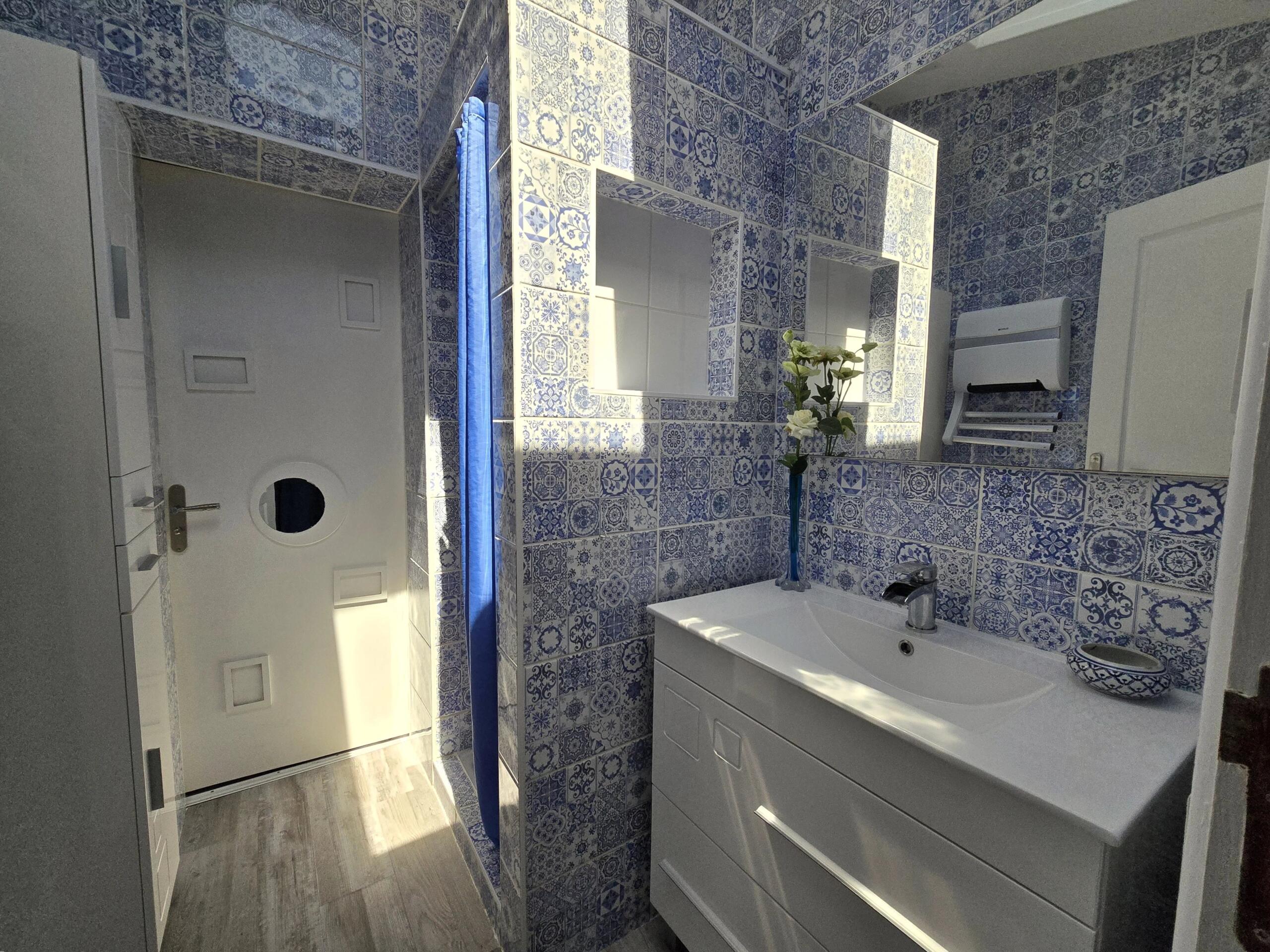 Beautifully Renovated 4-Bedroom Home with South-Facing Garden and Vineyard Views, Aquitaine – France – BVI85824