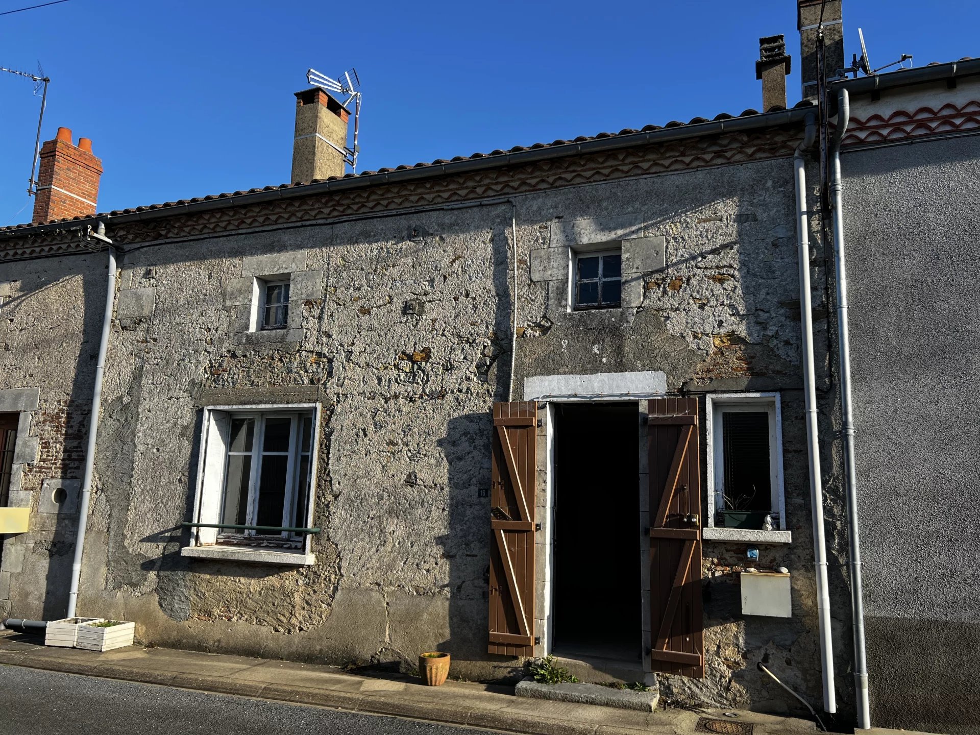 House to Renovate with Barn and Garden, Limousin – France – BVI81176