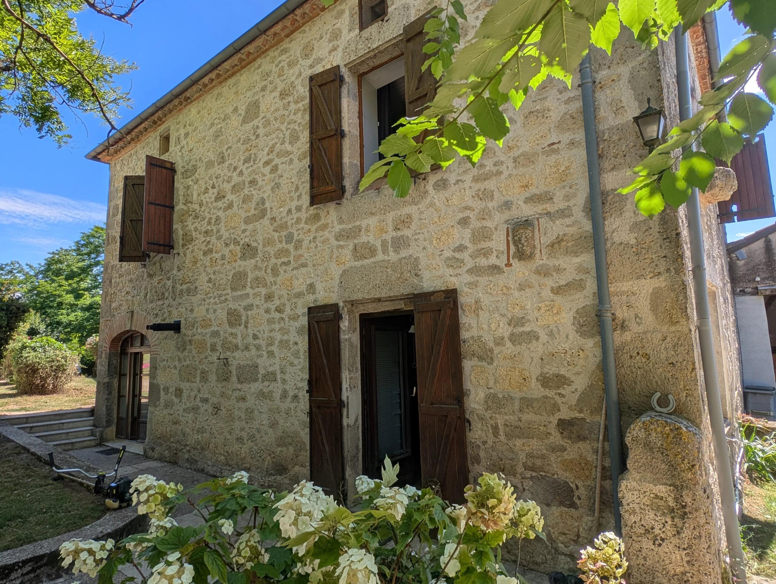 Stone property with gites and a swimming pool, Aquitaine – France – BVI77897