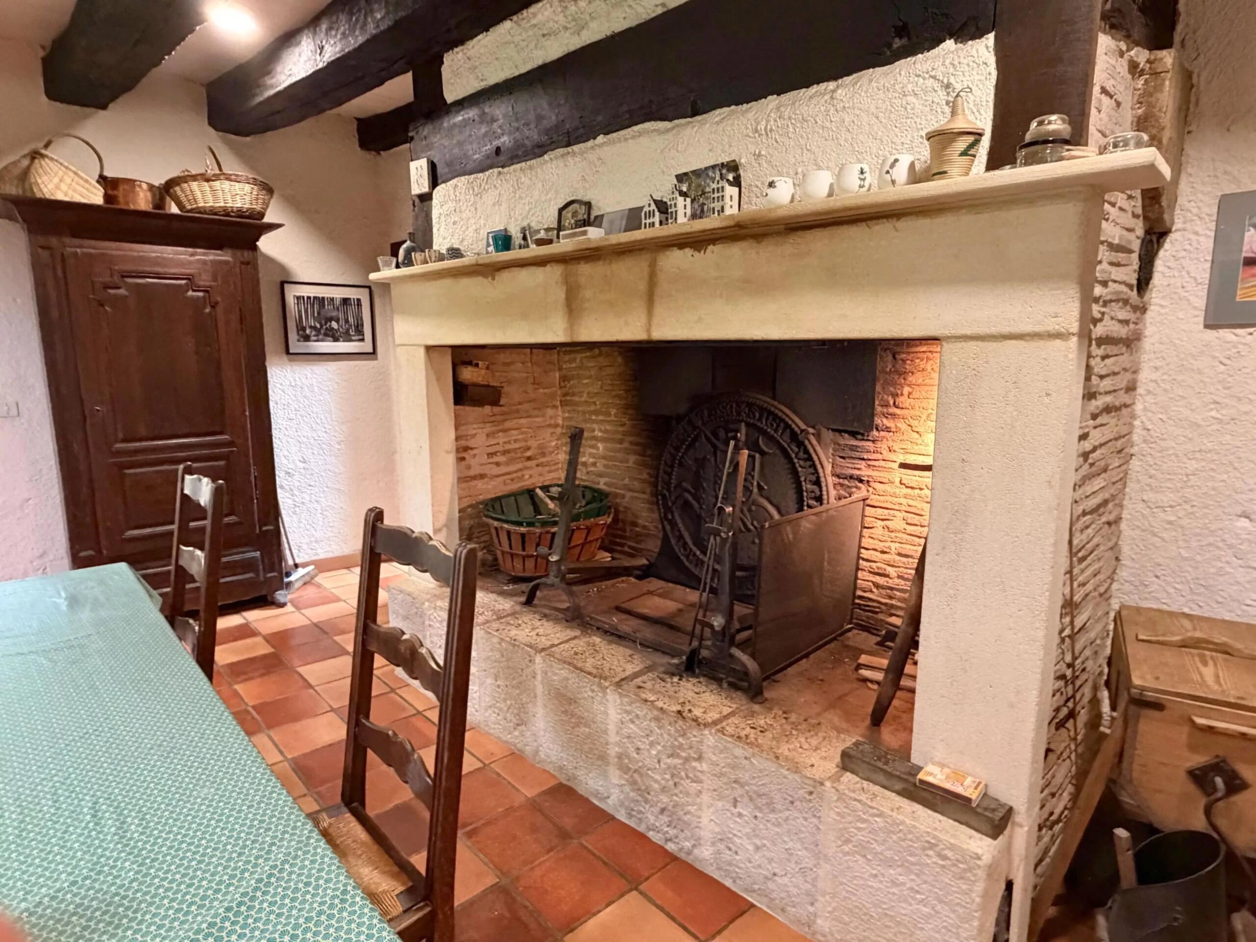 Character Home with Pool, Guest House to Renovate and 3652 m² of Land, Aquitaine – France – BVI85761
