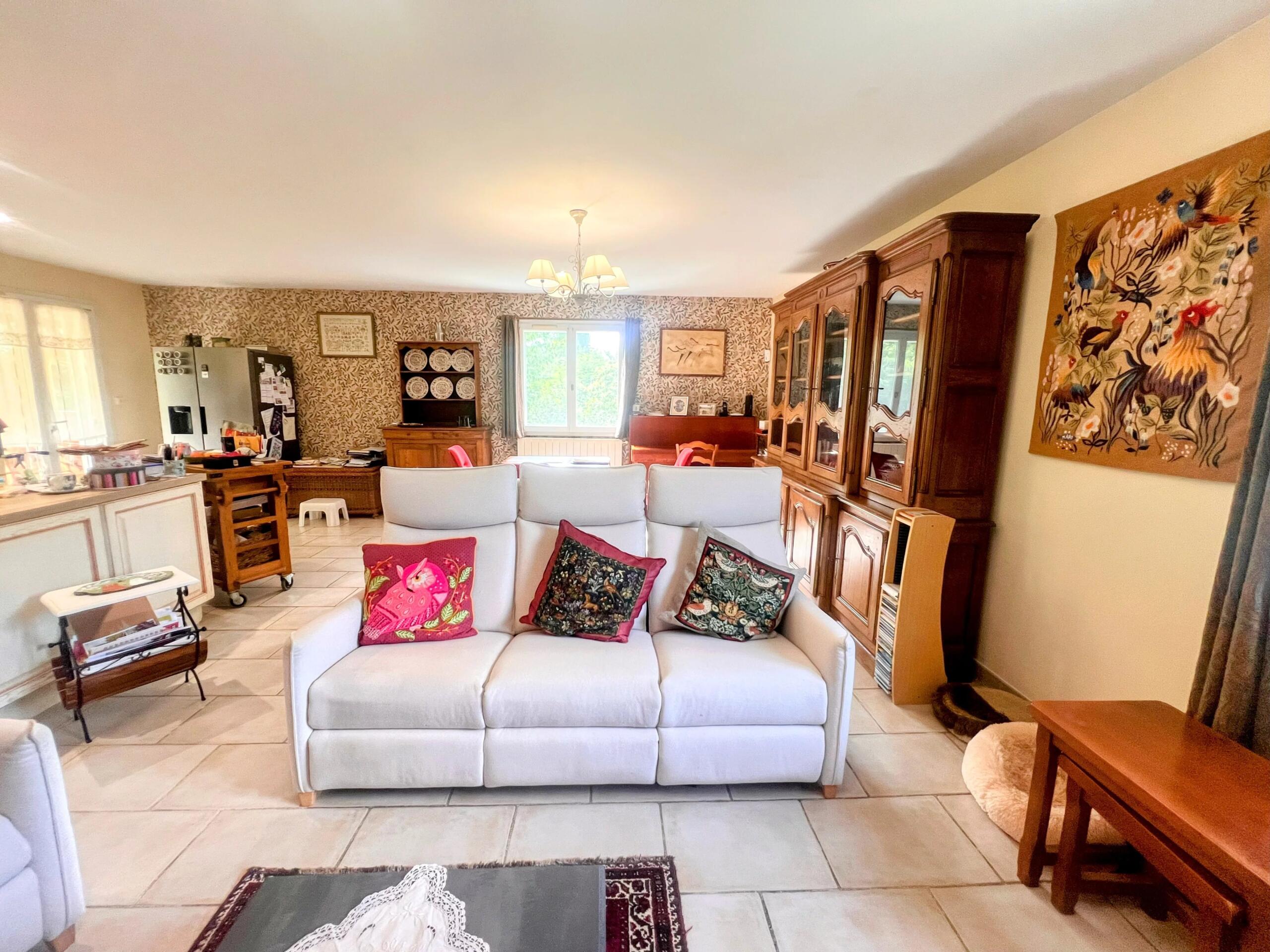 Spacious Detached Home with Gardens Close to Limoux Centre, Languedoc-Roussillon – France – BVI85744