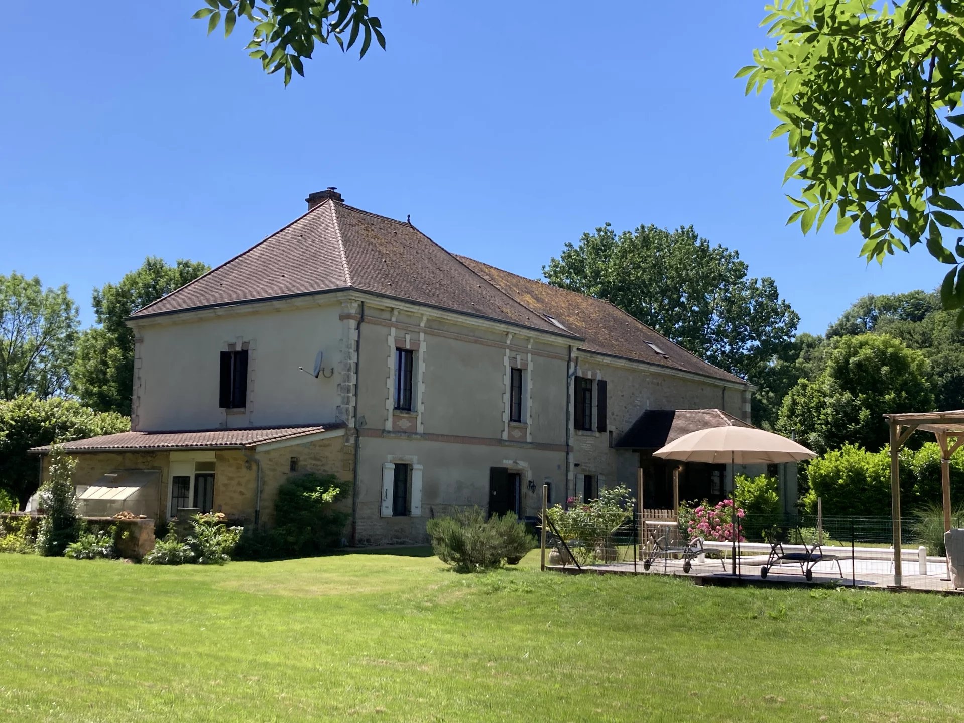 Stunning Renovated Mill with Riverside Setting, Guest Apartment & Pool, Aquitaine – France – BVI81044