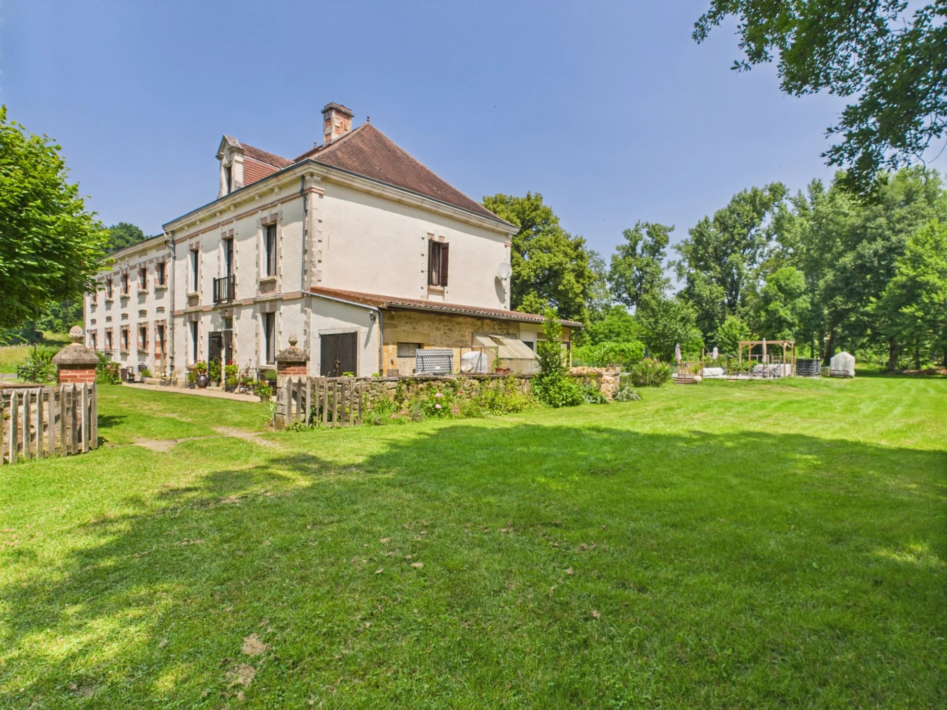 Stunning Renovated Mill with Riverside Setting, Guest Apartment & Pool, Aquitaine – France – BVI81044