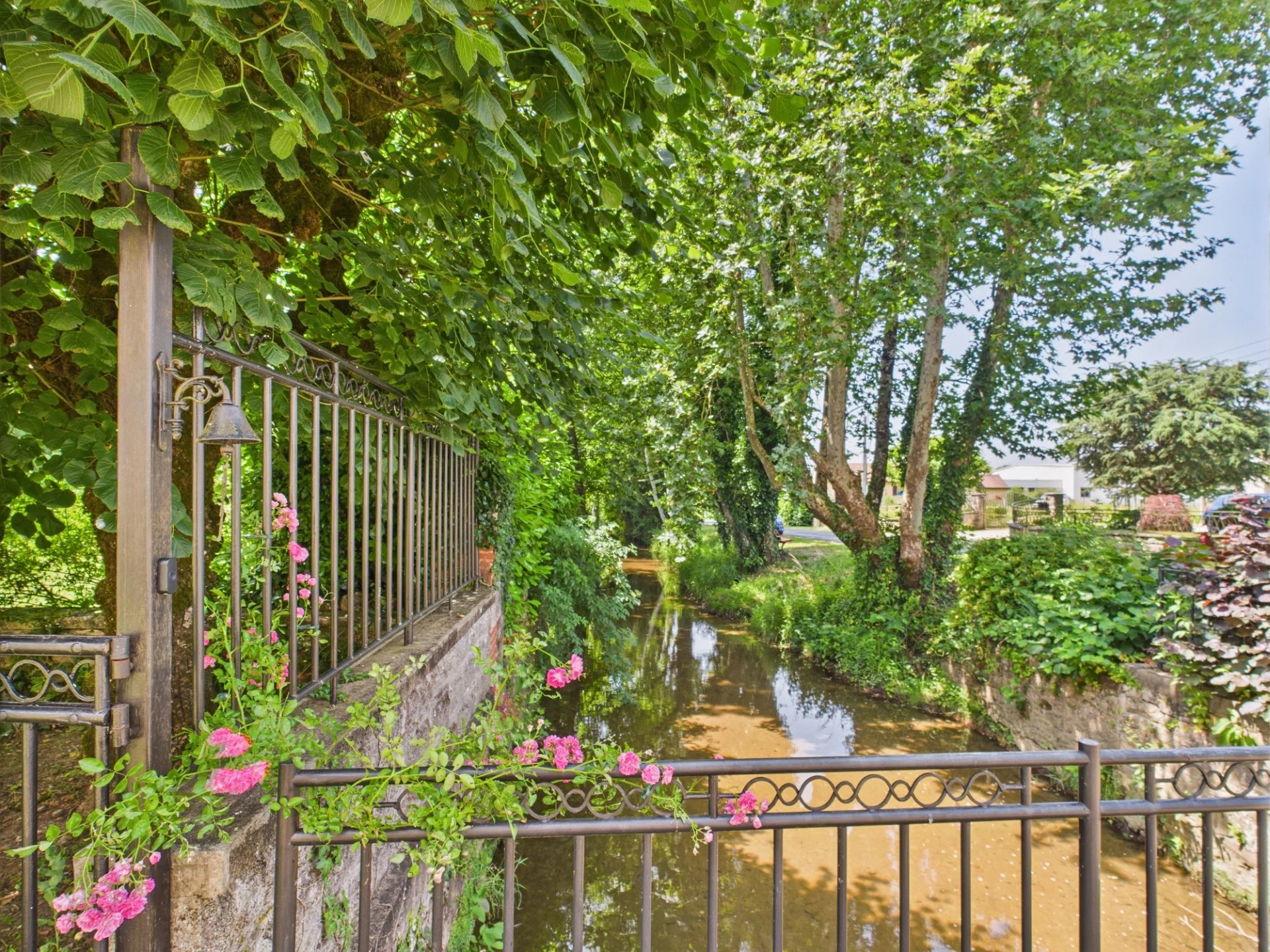 Stunning Renovated Mill with Riverside Setting, Guest Apartment & Pool, Aquitaine – France – BVI81044