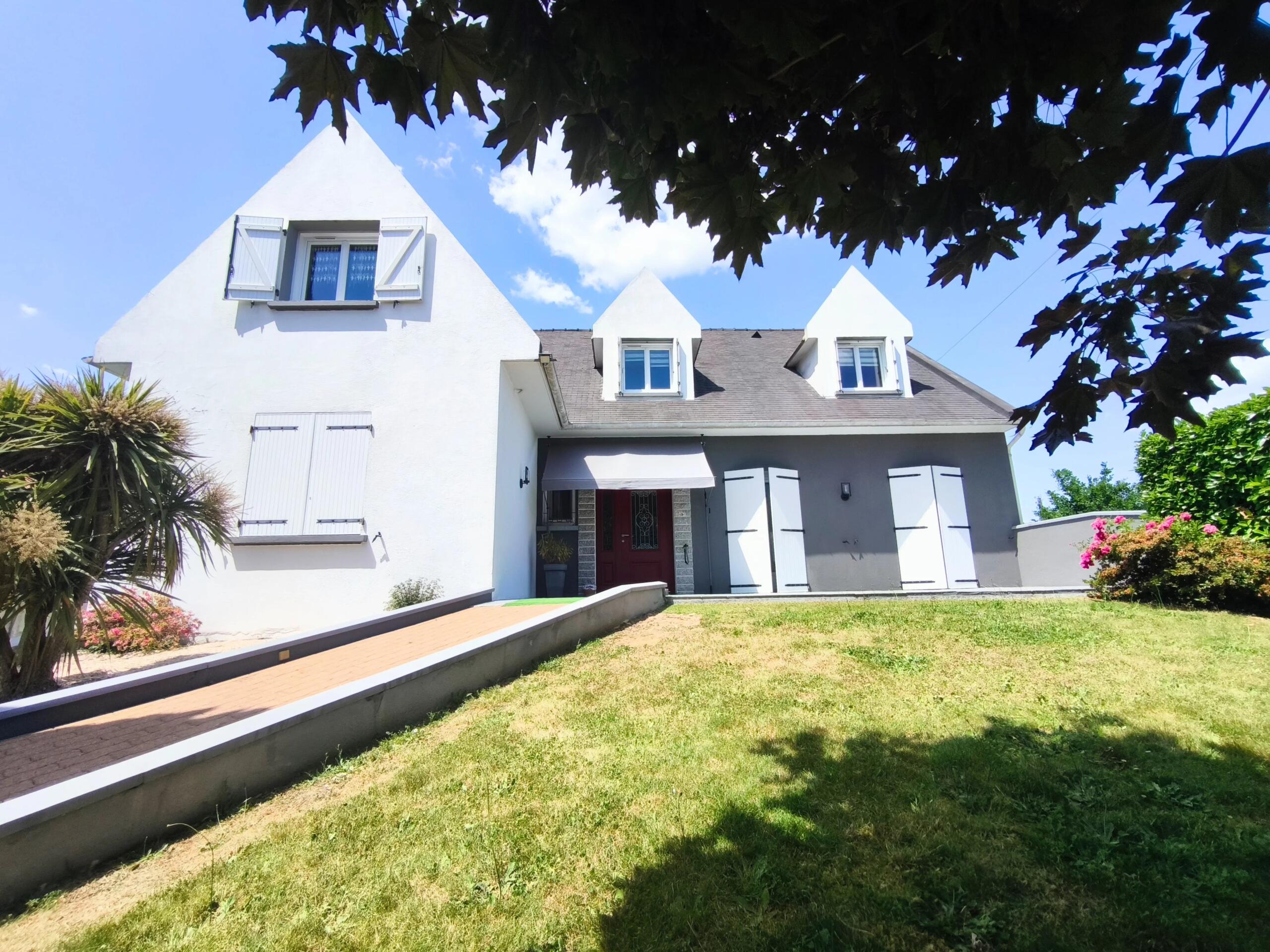 Spacious Family Home with Generous Living Areas, Large Garden and Extensive Garage, Poitou-Charentes – France – BVI85911