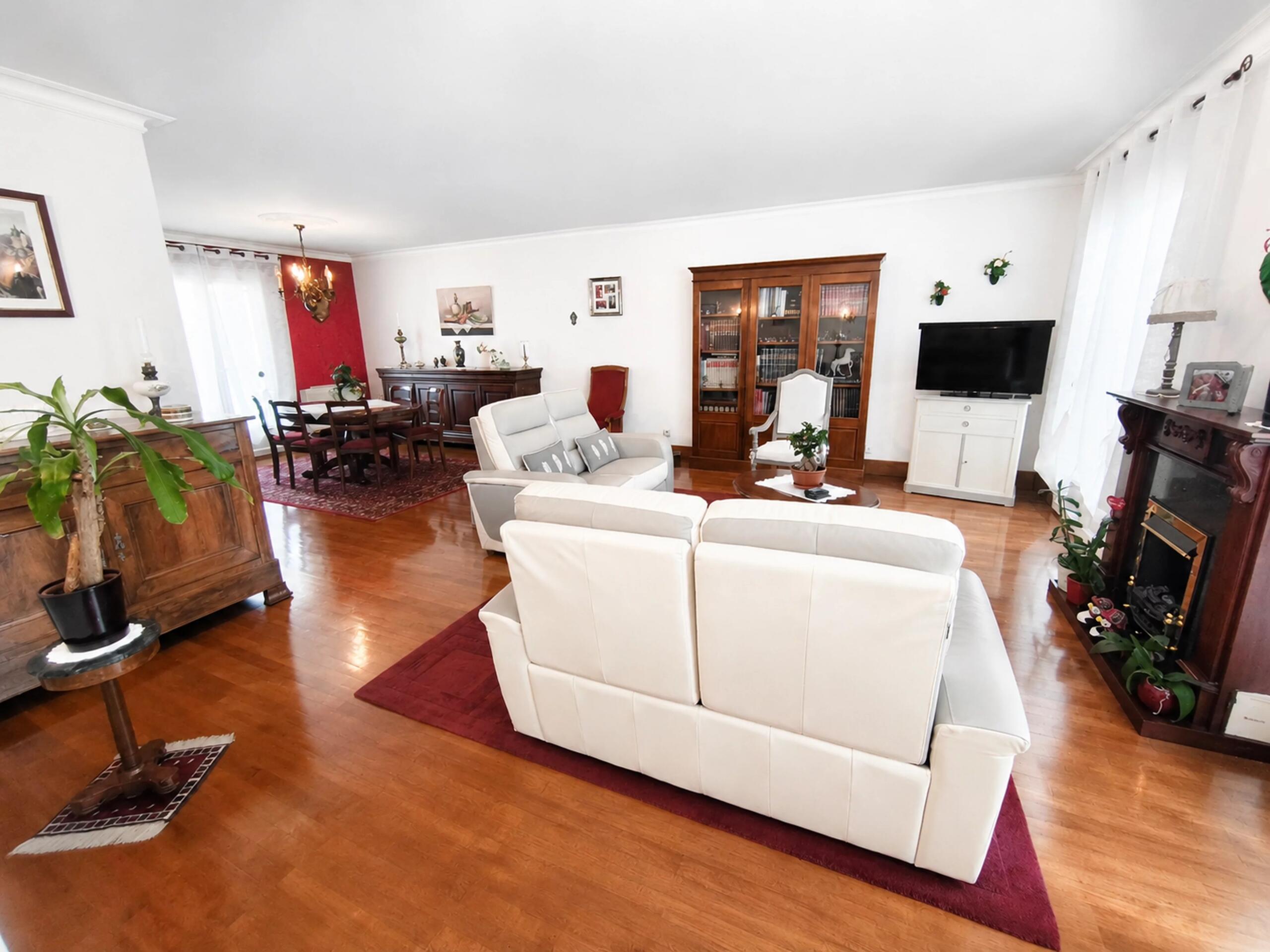 Spacious Family Home with Generous Living Areas, Large Garden and Extensive Garage, Poitou-Charentes – France – BVI85911