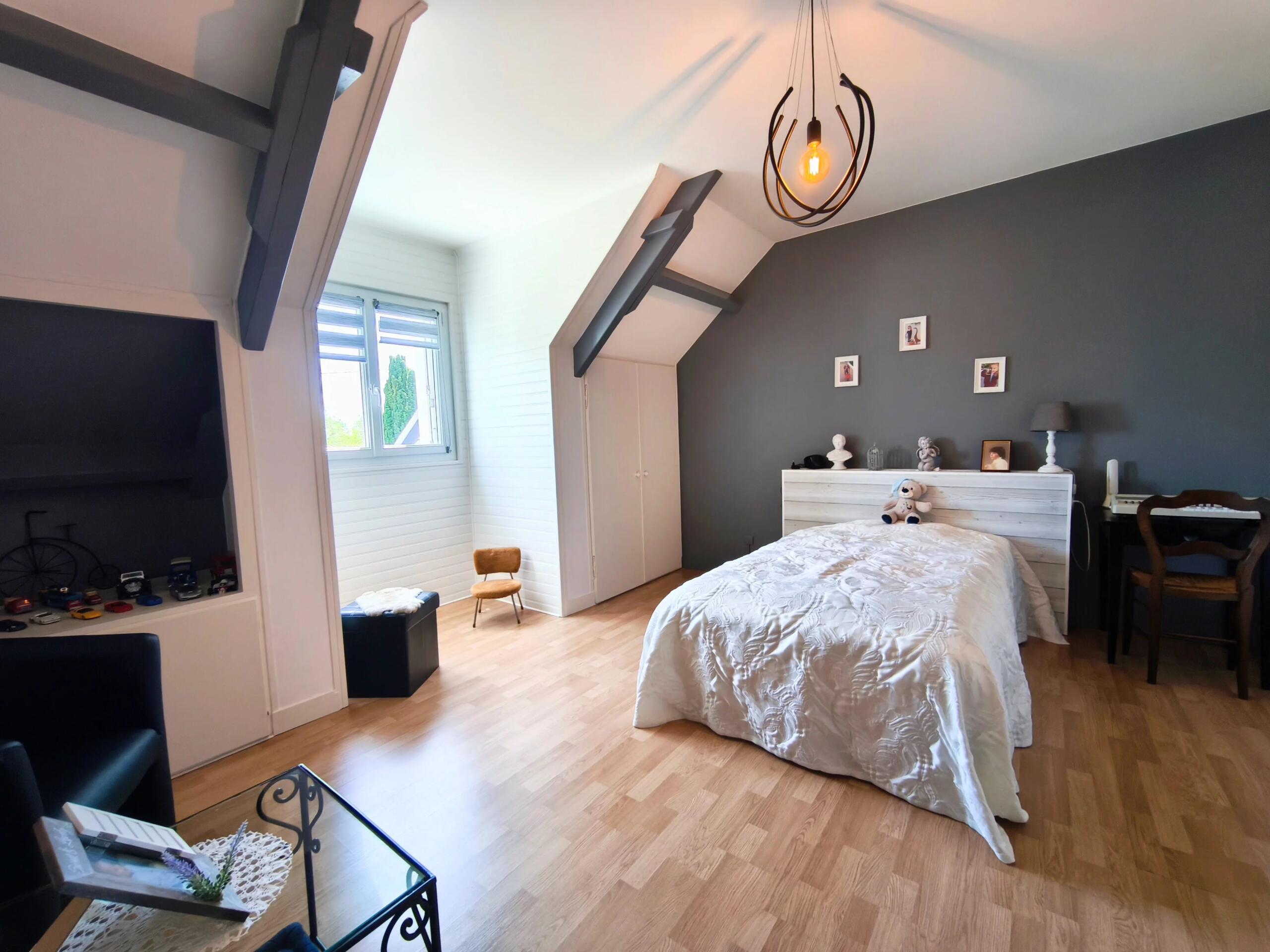 Spacious Family Home with Generous Living Areas, Large Garden and Extensive Garage, Poitou-Charentes – France – BVI85911