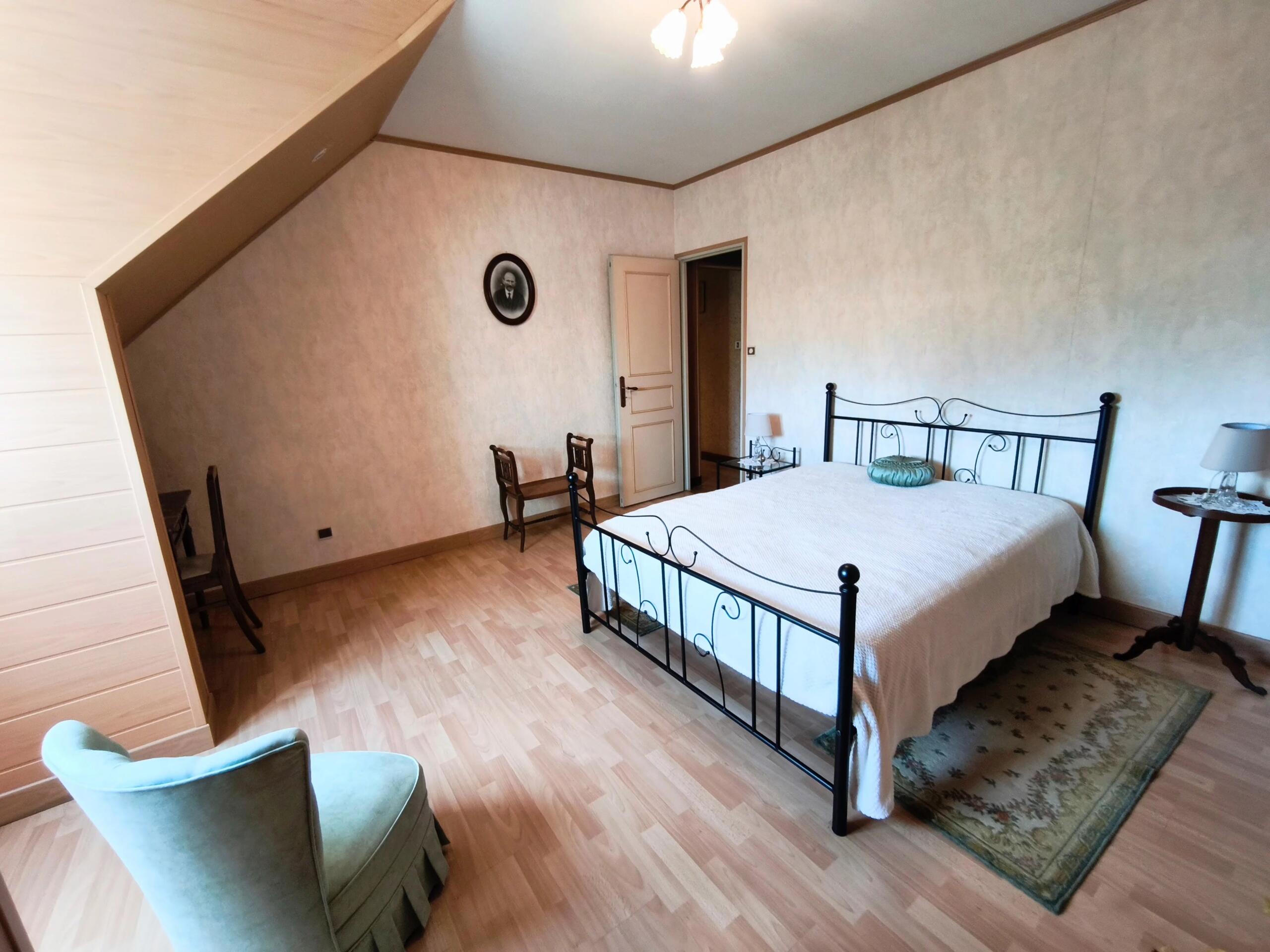 Spacious Family Home with Generous Living Areas, Large Garden and Extensive Garage, Poitou-Charentes – France – BVI85911