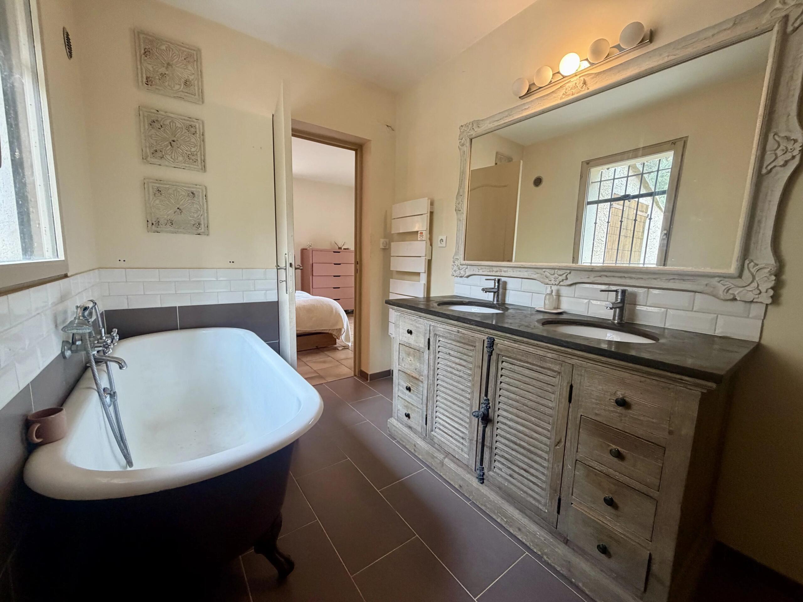 House with Pool and Olive Grove Views in Mérindol, Near Lourmarin, Provence-Alpes-Côte d’Azur – France – BVI85838
