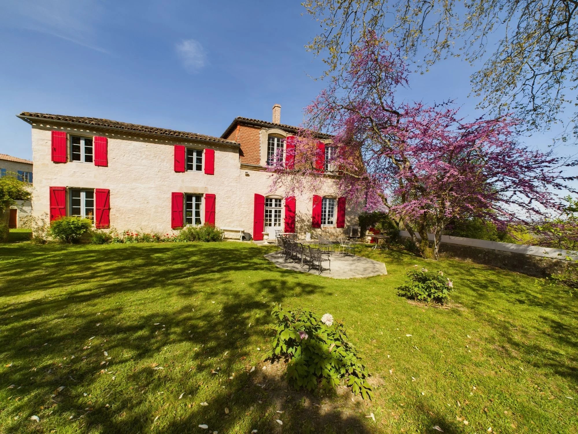 Exceptional 17th-Century Former Templar Estate with Main House, 2 Guest Accommodation, Pool and over 1 Hectare of Land, Aquitaine – France – BVI69804