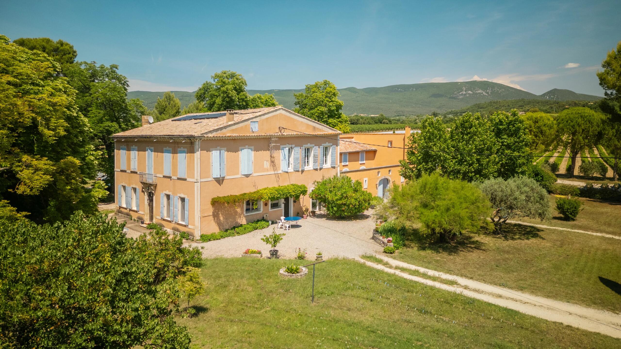 18th-Century Vineyard in the Luberon – An Exceptional Property in Provence, Provence-Alpes-Côte d’Azur – France – BVI79855