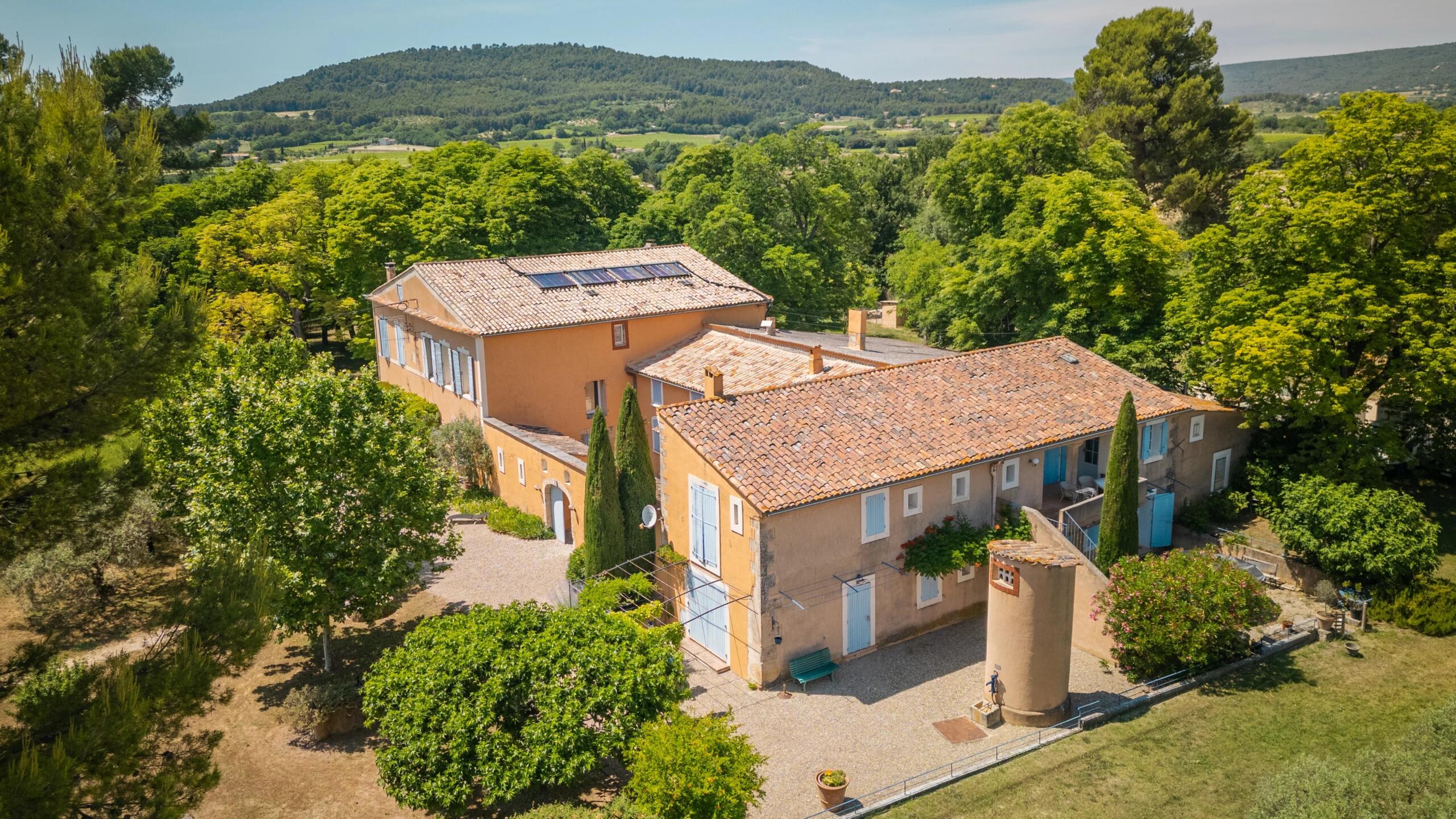18th-Century Vineyard in the Luberon – An Exceptional Property in Provence, Provence-Alpes-Côte d’Azur – France – BVI79855