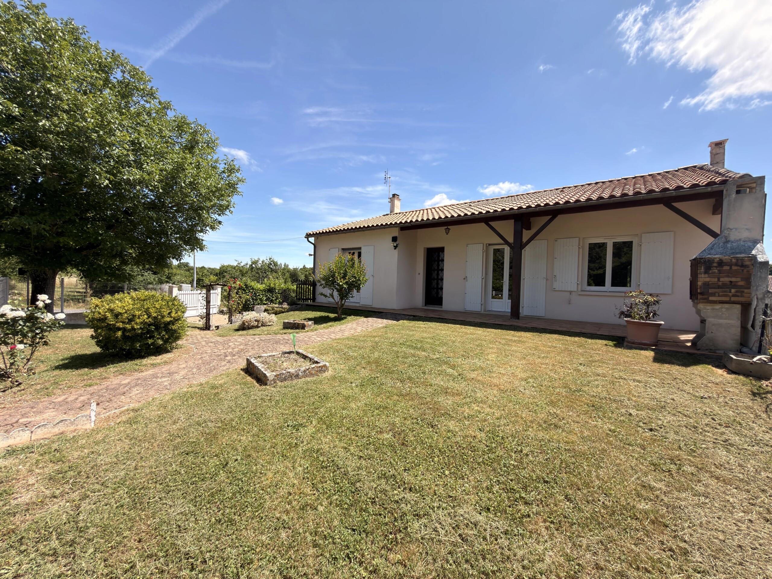 Well-Presented Single-Storey Property with Garage and Enclosed Garden, Poitou-Charentes – France – BVI85935