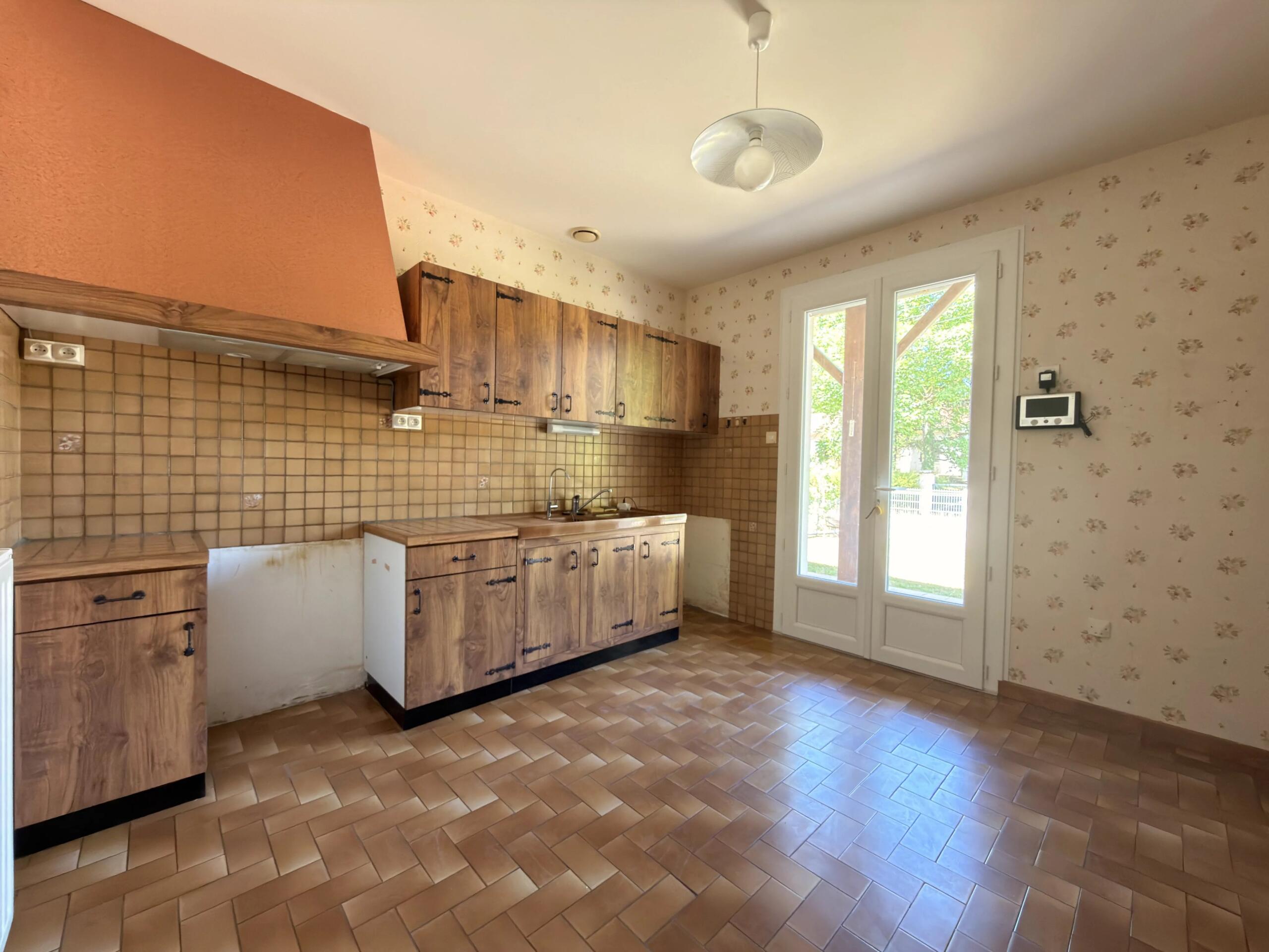 Well-Presented Single-Storey Property with Garage and Enclosed Garden, Poitou-Charentes – France – BVI85935