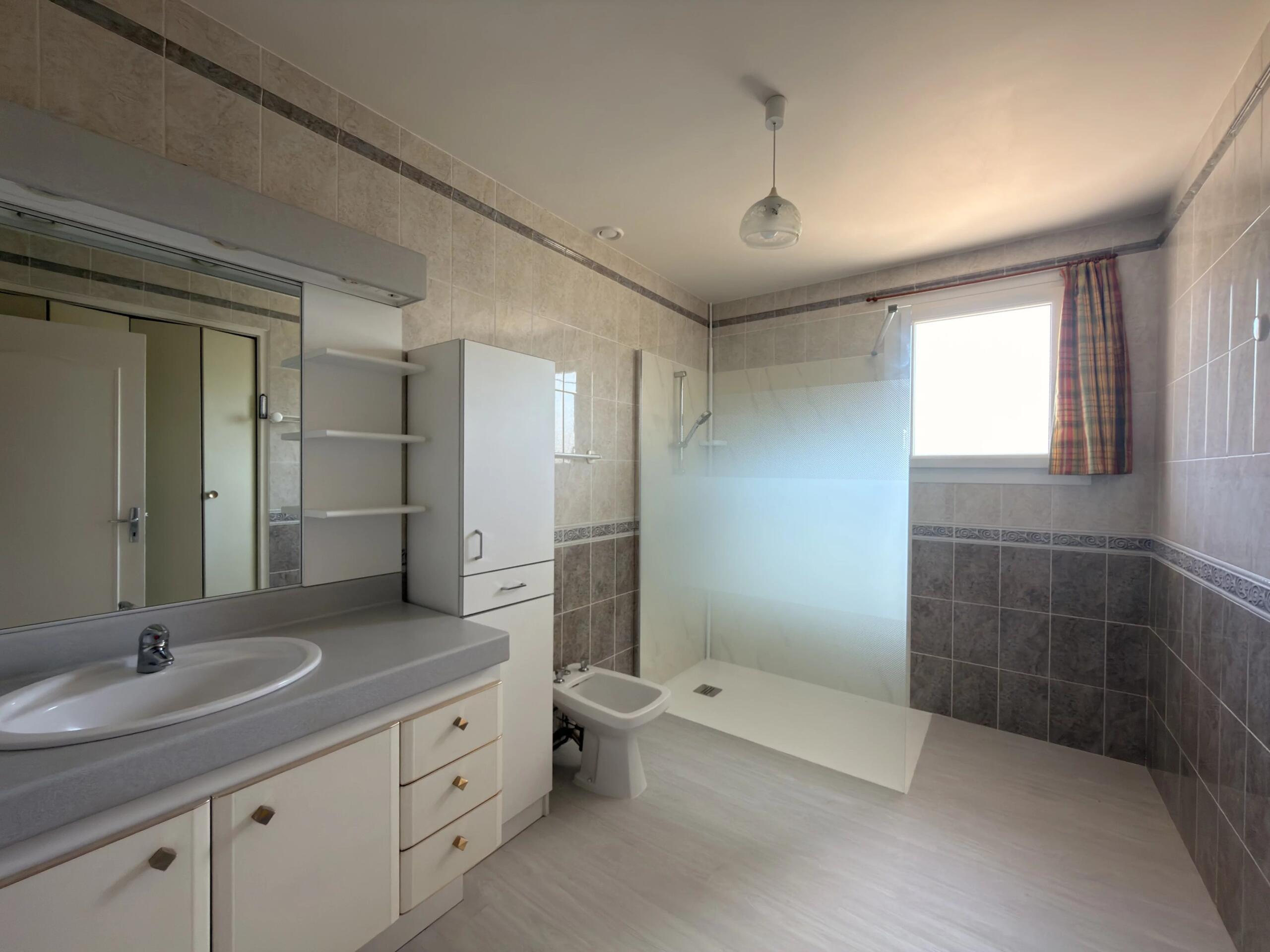 Well-Presented Single-Storey Property with Garage and Enclosed Garden, Poitou-Charentes – France – BVI85935