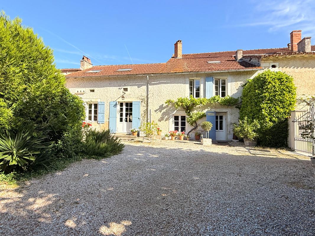 4 bedroom maison in Saint-severin, Dordogne, France