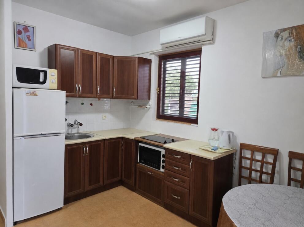 Compact and functional apartment in Budva: Podkošljun (flat part)